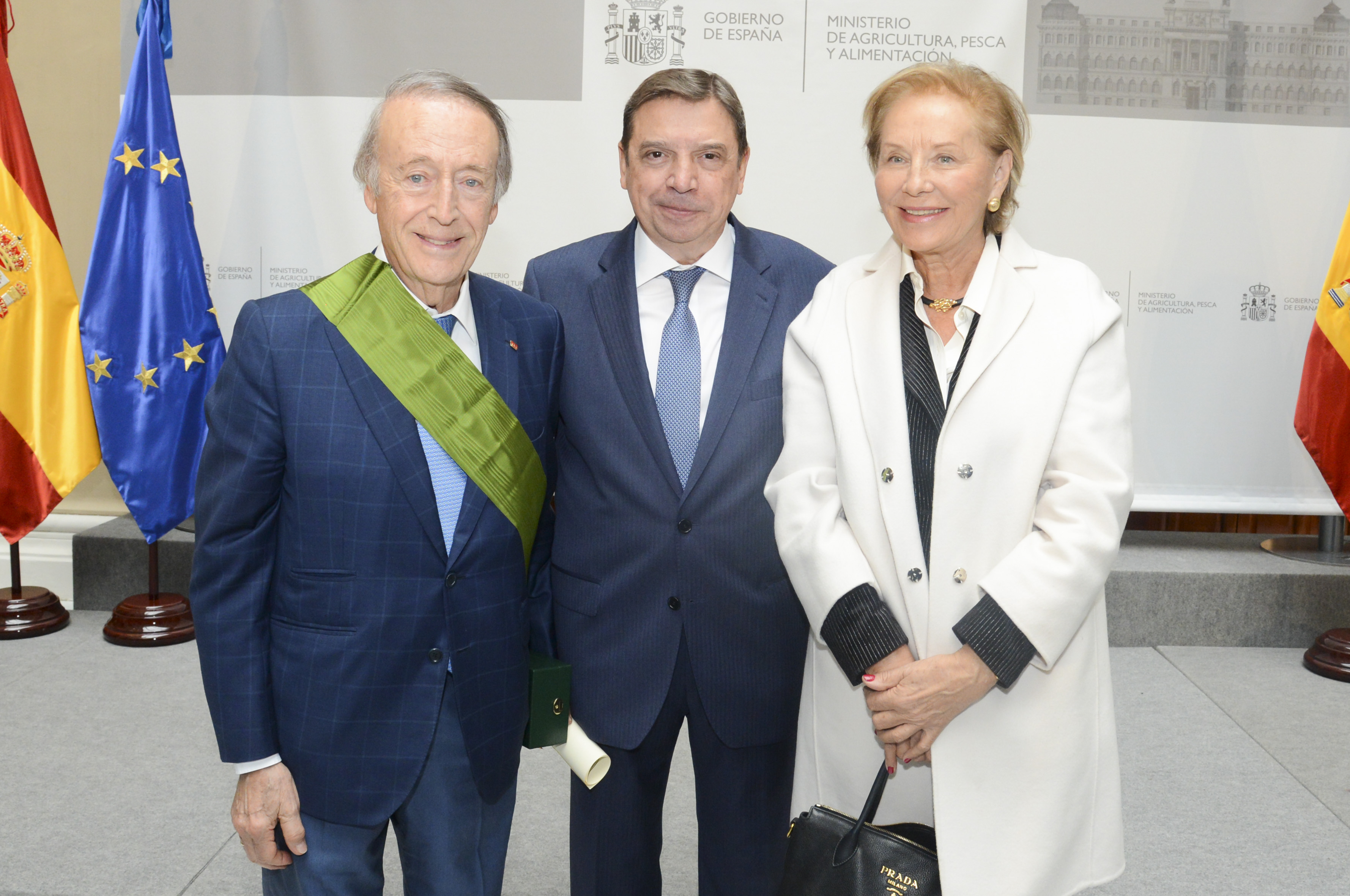 Entrega condecoraciones: Miguel A. Torres, Luis Planas y Waltraud Maczassek