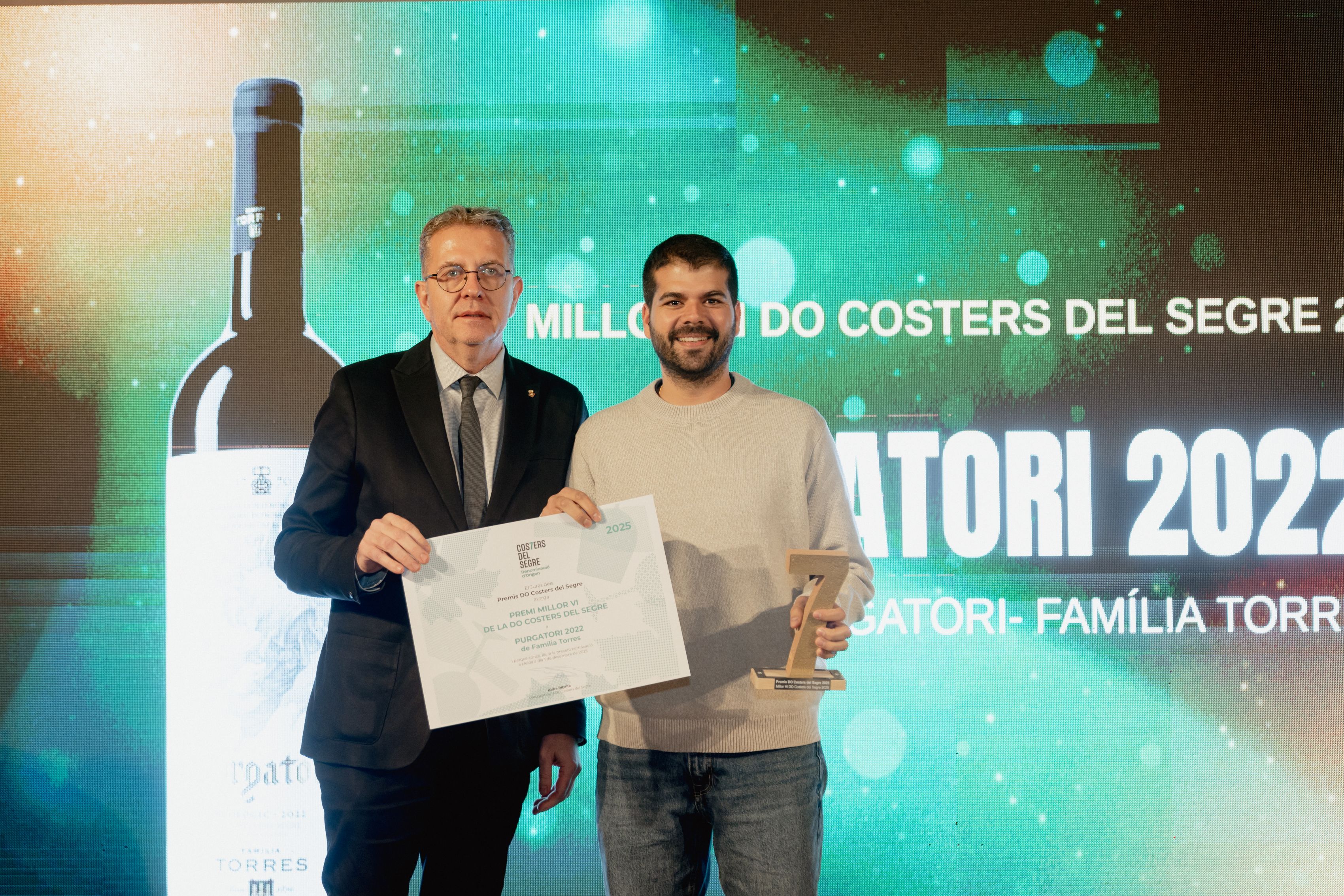 Entrega del Premio a Purgatori como mejor vino de la DO Costers del Segre 2025, que recogió el enólogo de la bodega, David Barriche