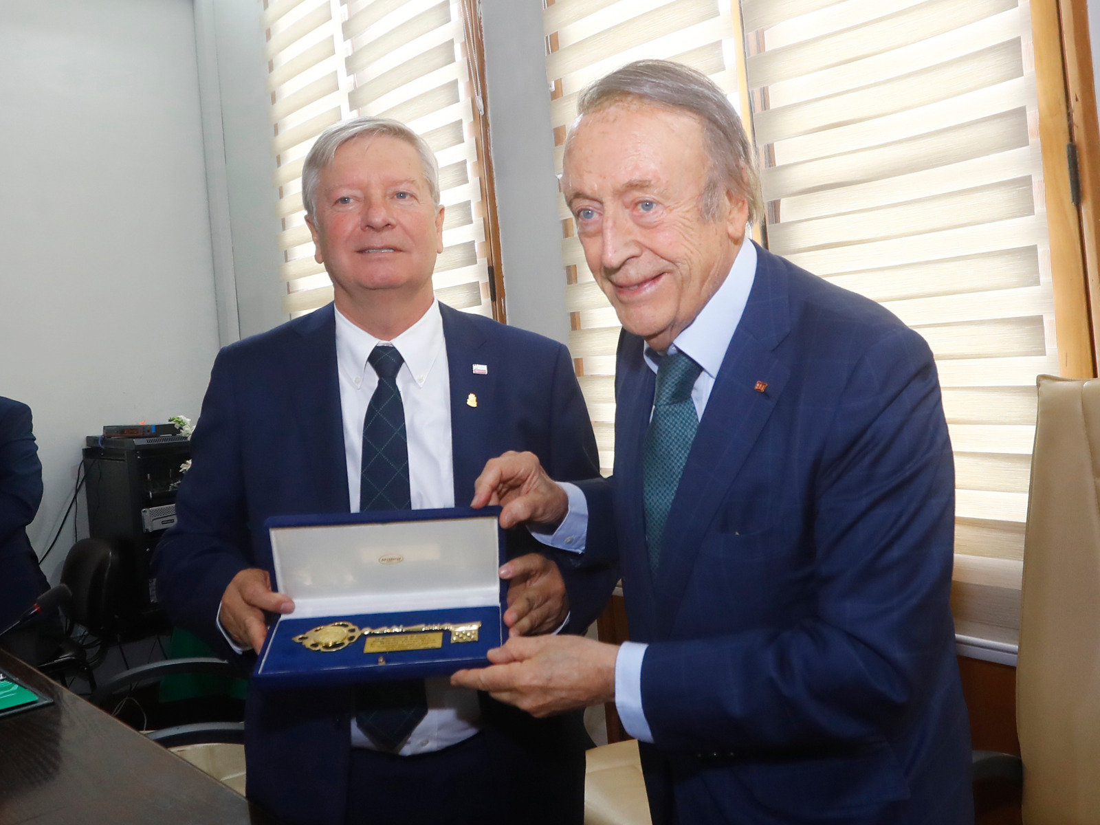 Curicó entrega Llaves de la Ciudad a Miguel A. Torres