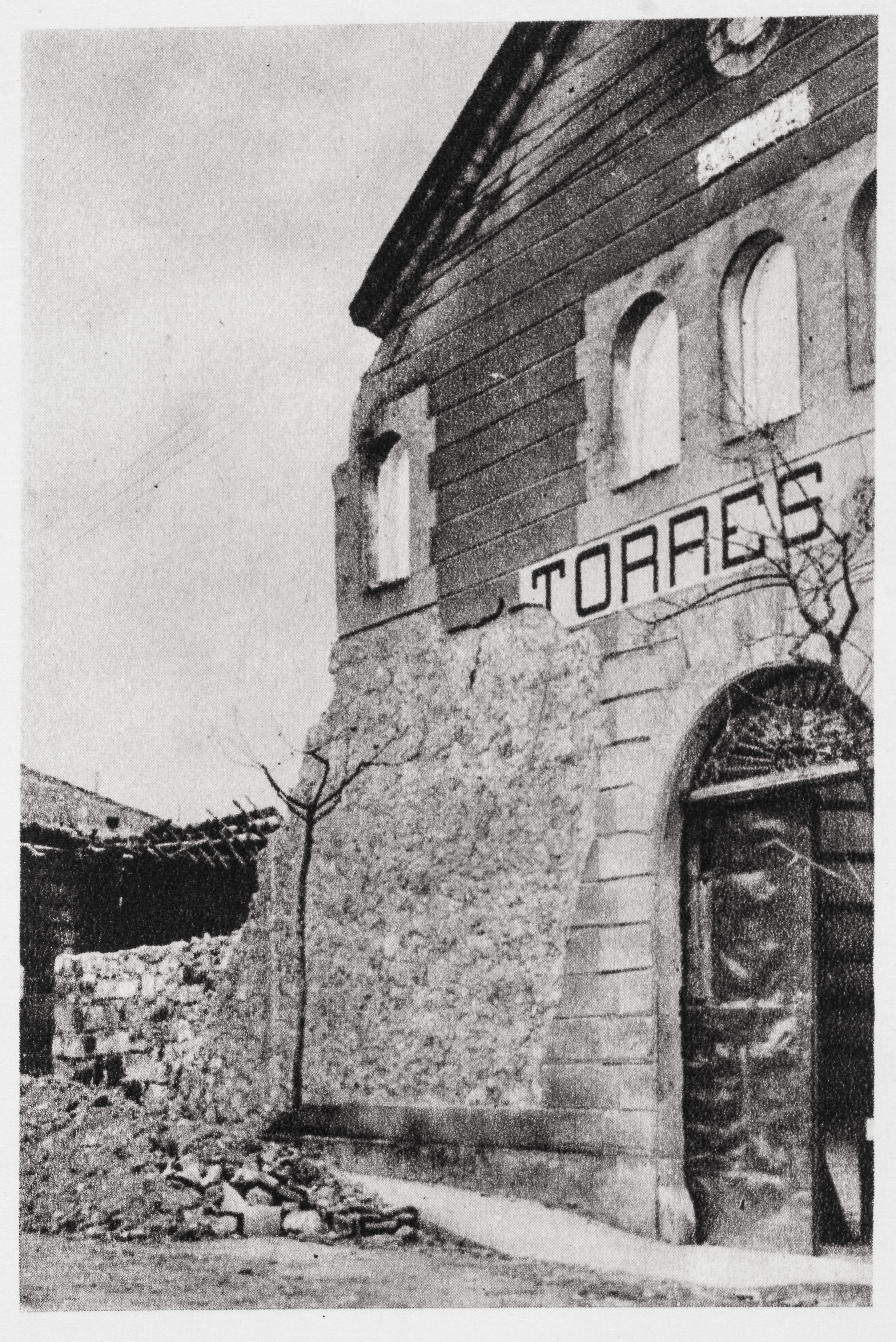 1939. Destrucción parcial de la bodega durante el bombardeo de la estación de tren, en Vilafranca del Penedès.