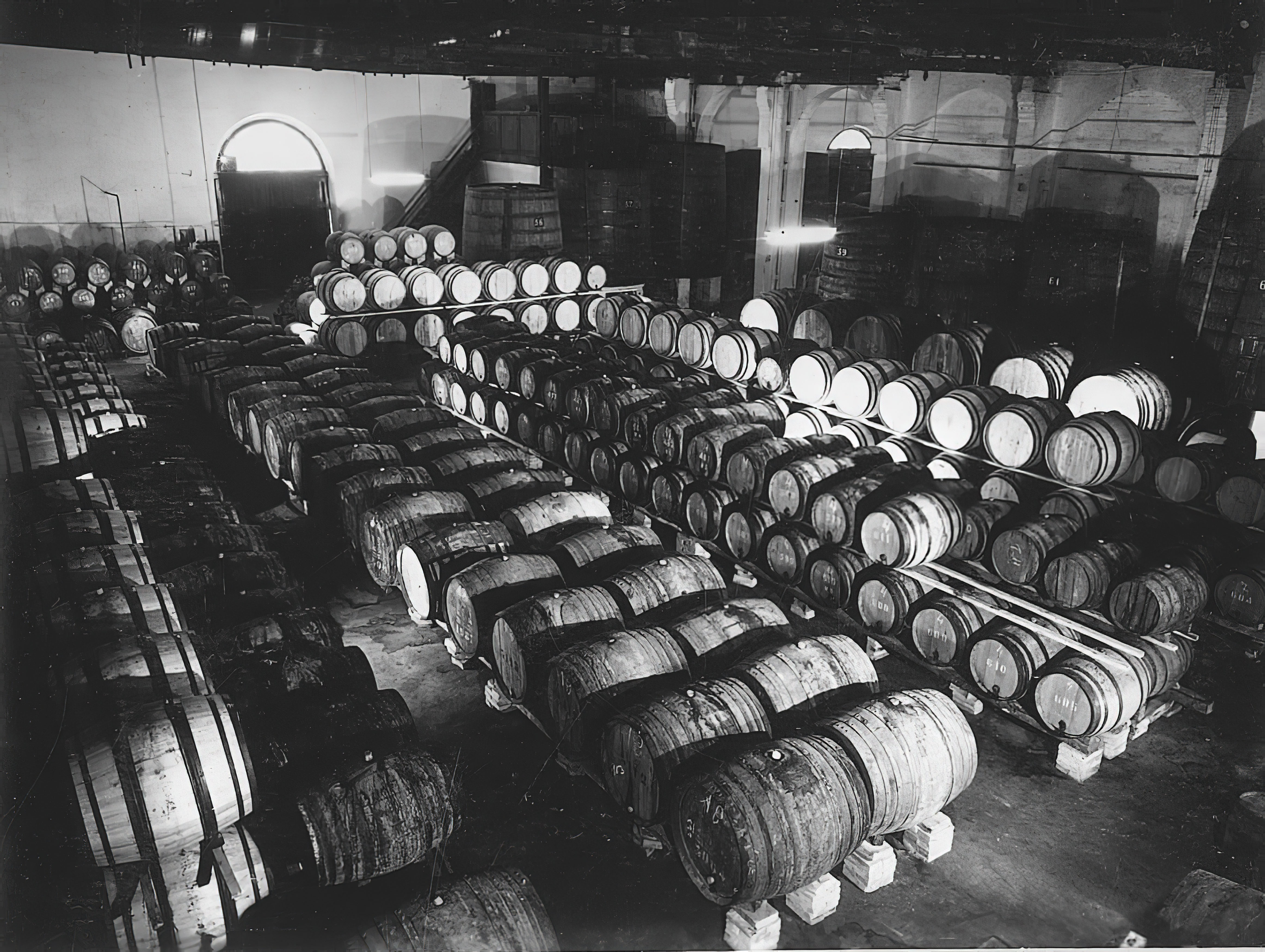 Principios del siglo XX. Barricas de roble para la crianza de vinos y brandis en la bodega situada en la calle Comerç de Vilafranca del Penedès.