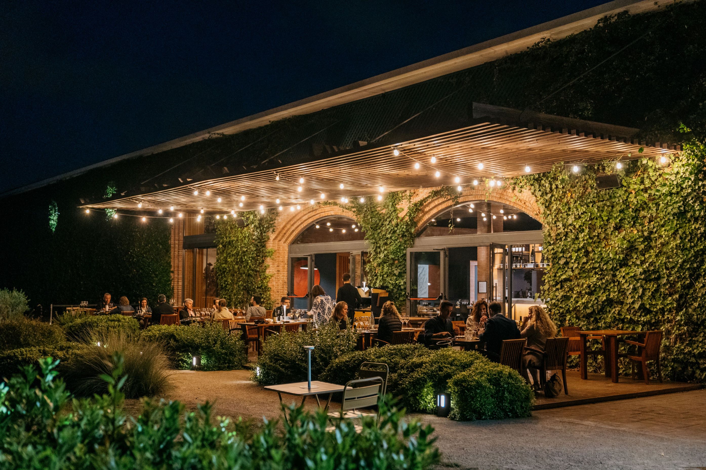 Restaurante el Celleret, ubicado en Pacs del Penedès, una noche de verano.