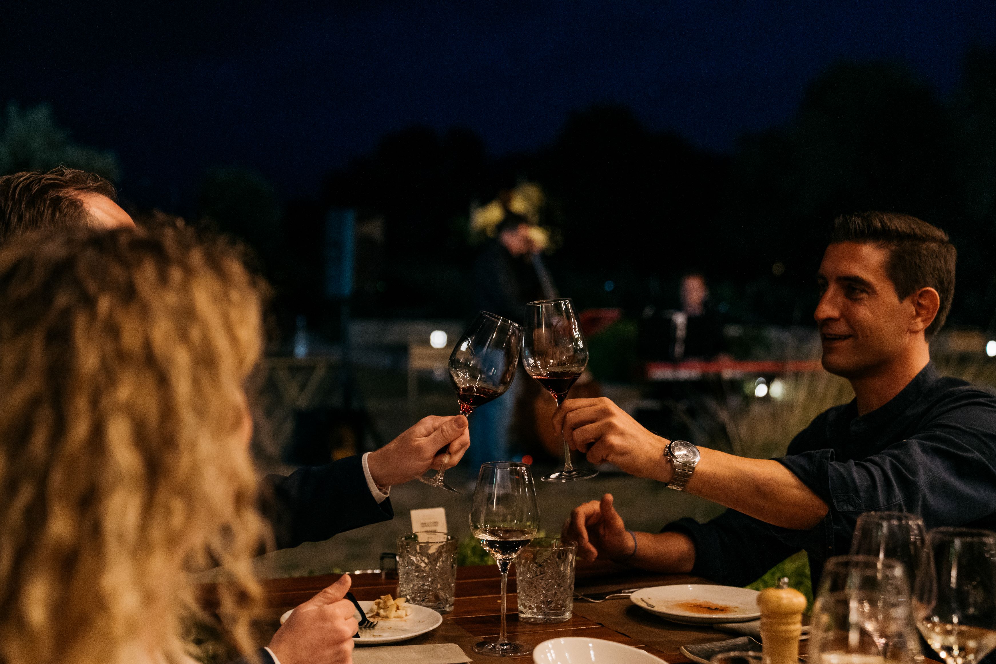Cenando al aire libre con música en directo en El Celleret.