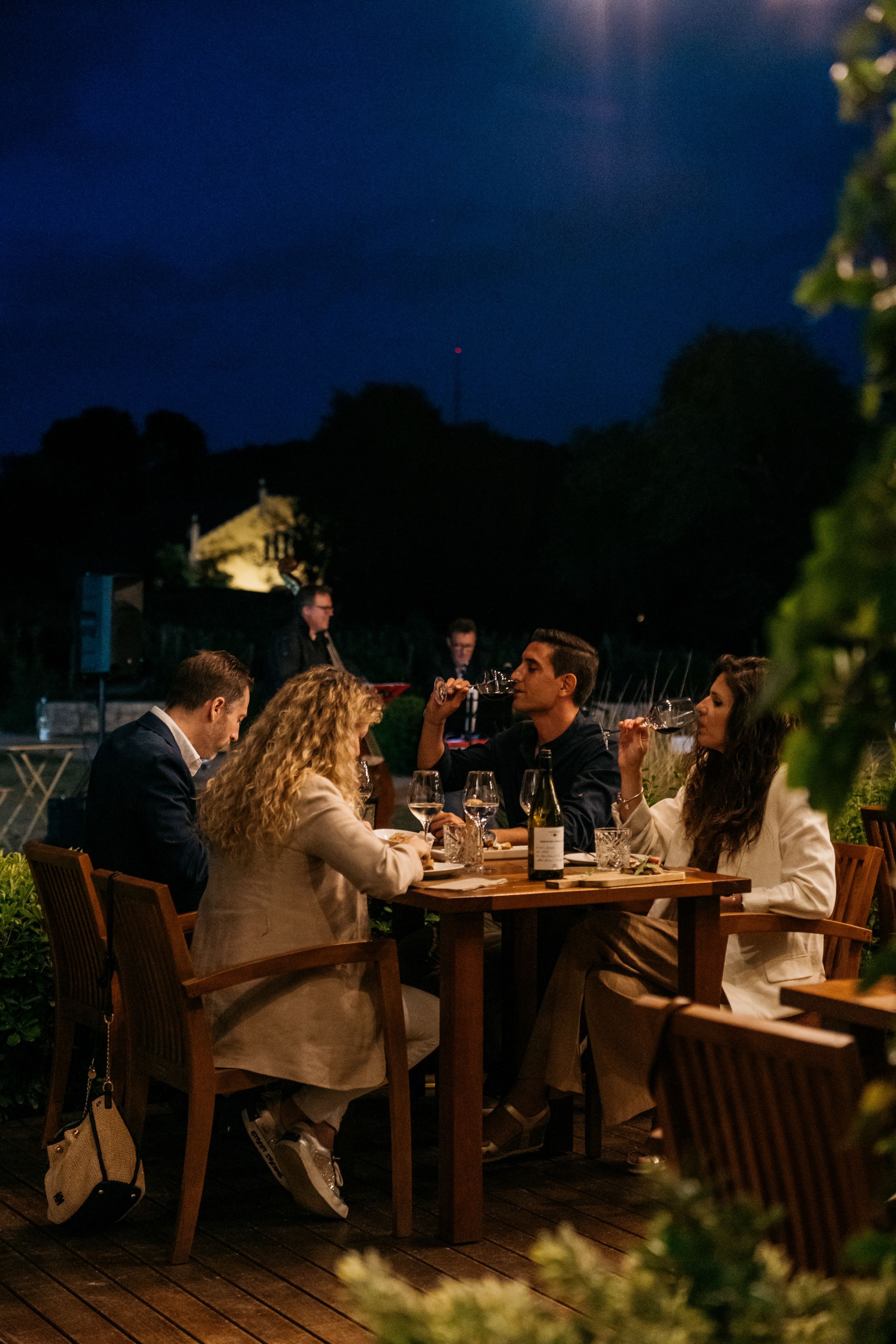 Disfrutando de una cena de una noche de verano, con música en directo, en el Celleret 