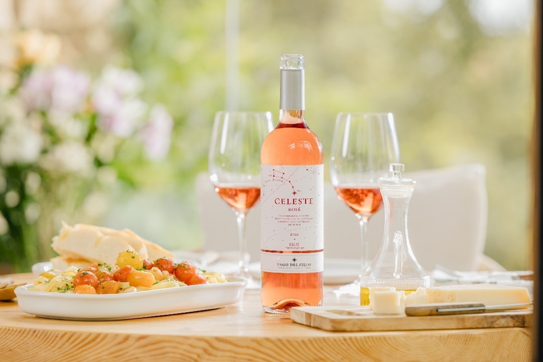 Celeste Rosé es un vino rosado de Pago del Cielo, que es el acompañante perfecto para maridar este momento.  