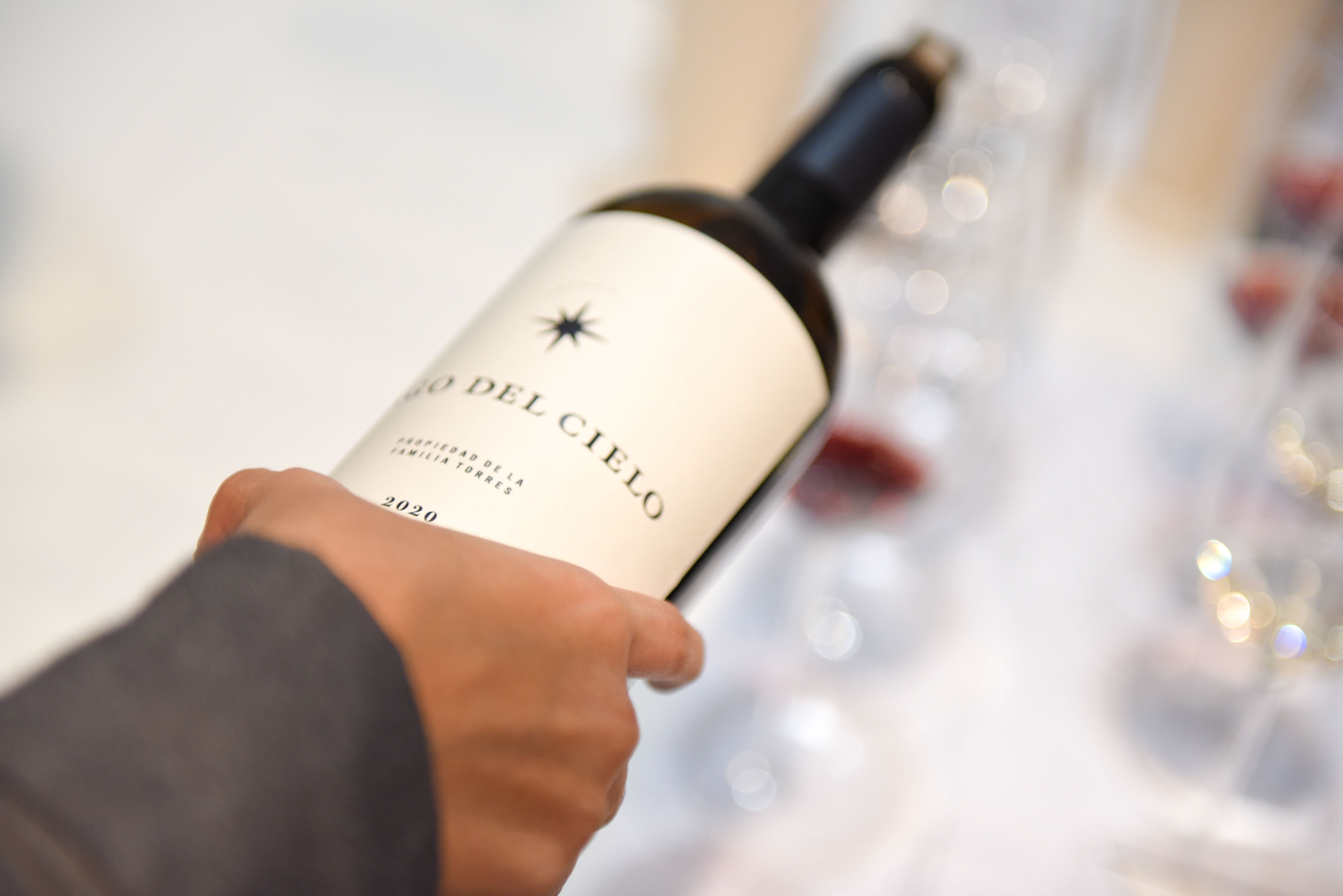 Pago del Cielo, sirviéndose a los asistentes de la cata