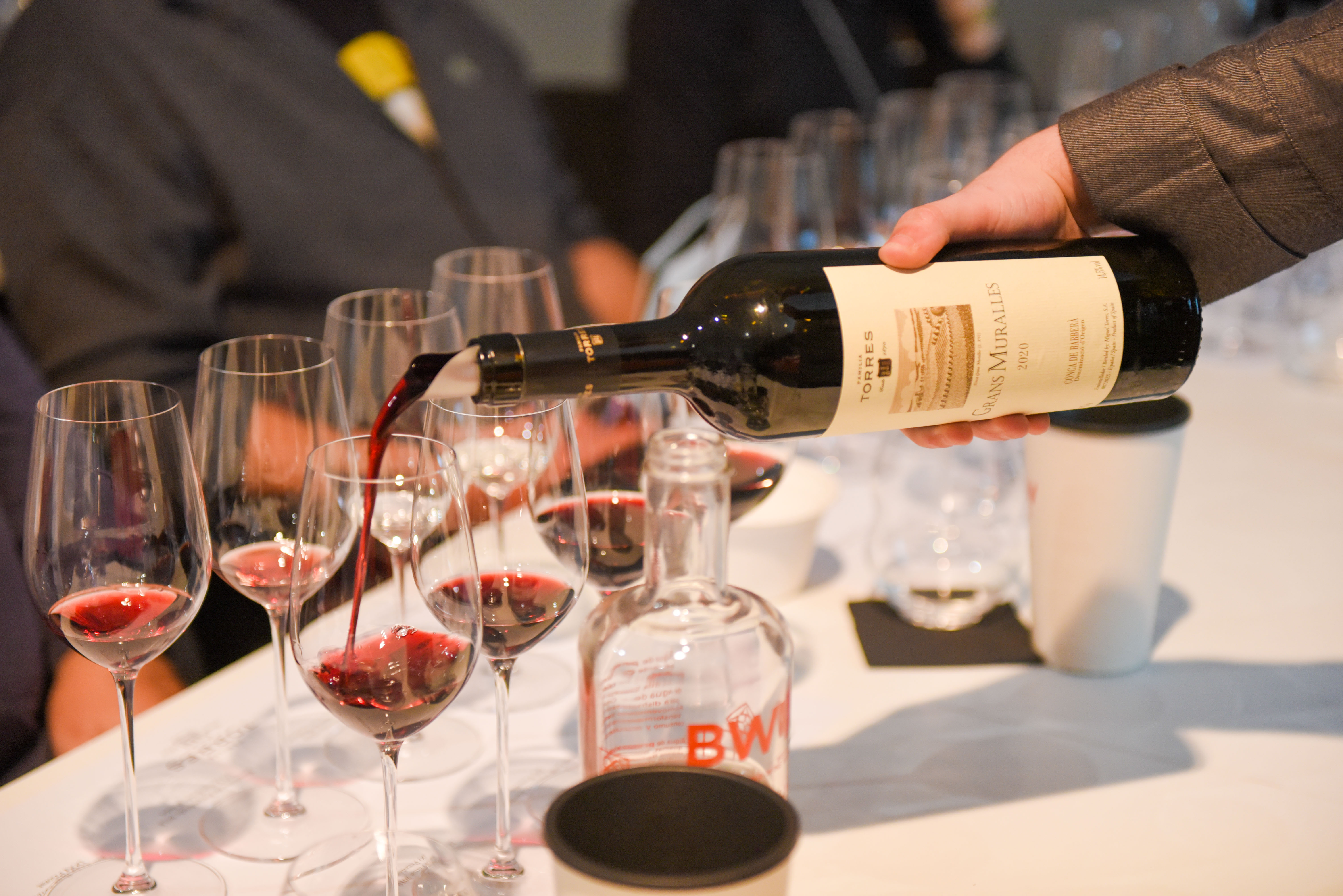 Grans Muralles, sirviéndose en la cata durante la BWW