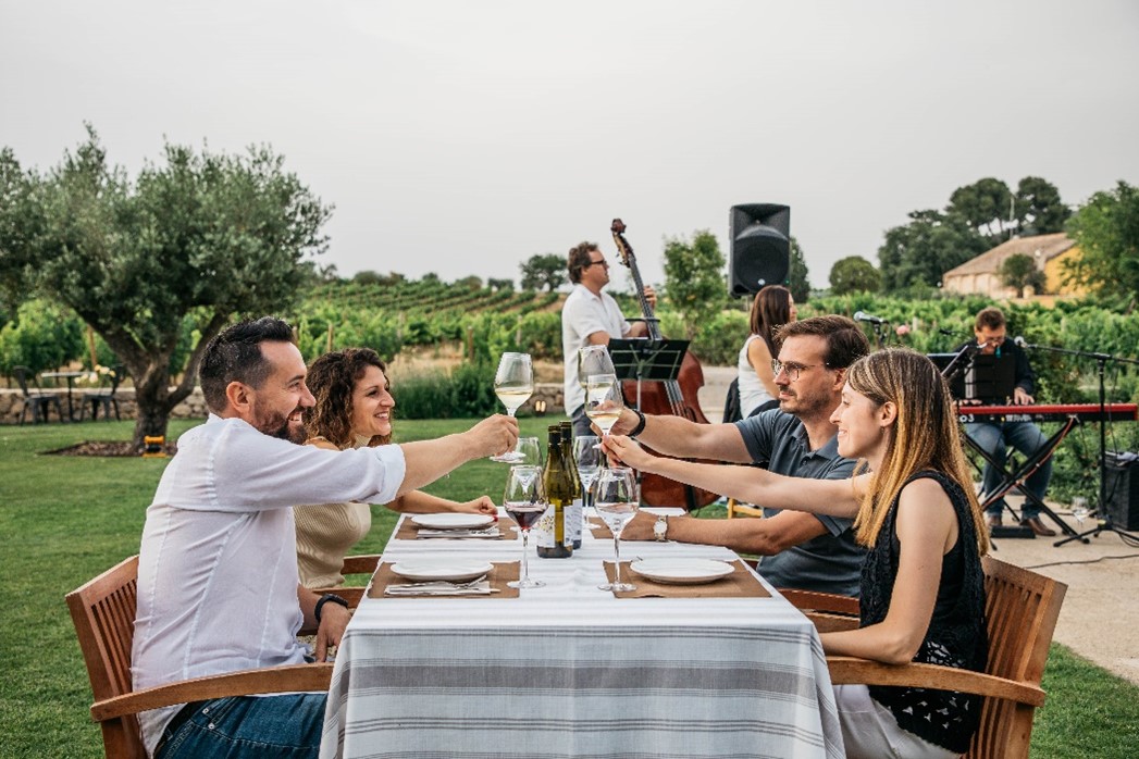 Terraza del Jardín Restaurante el Celleret, en Pacs del Penedès, con música en vivo.