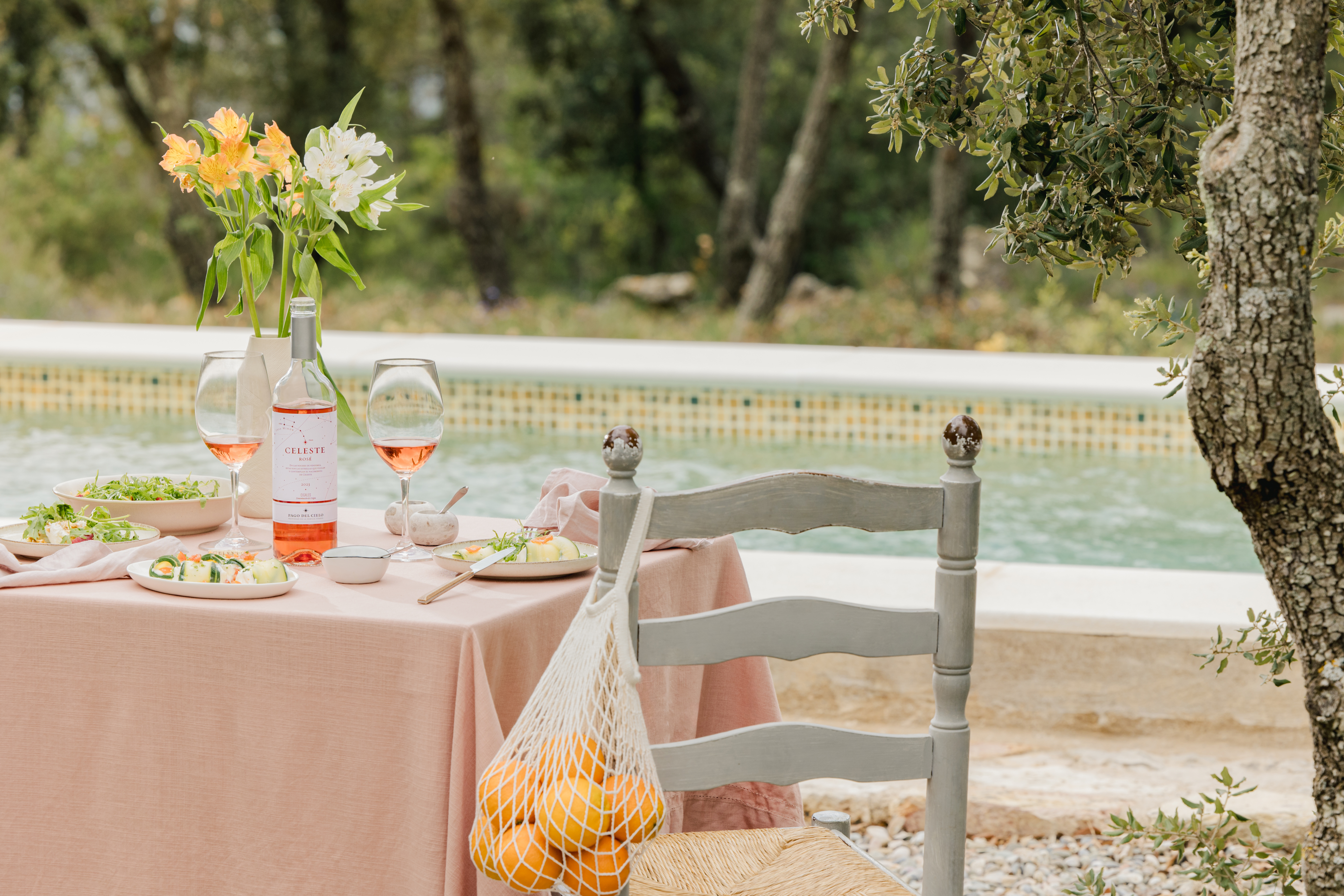 Celeste Rosé es el acompañante perfecto para este momento y con paella, ya que su toque goloso será un buen contraste con el toque salino del arroz.