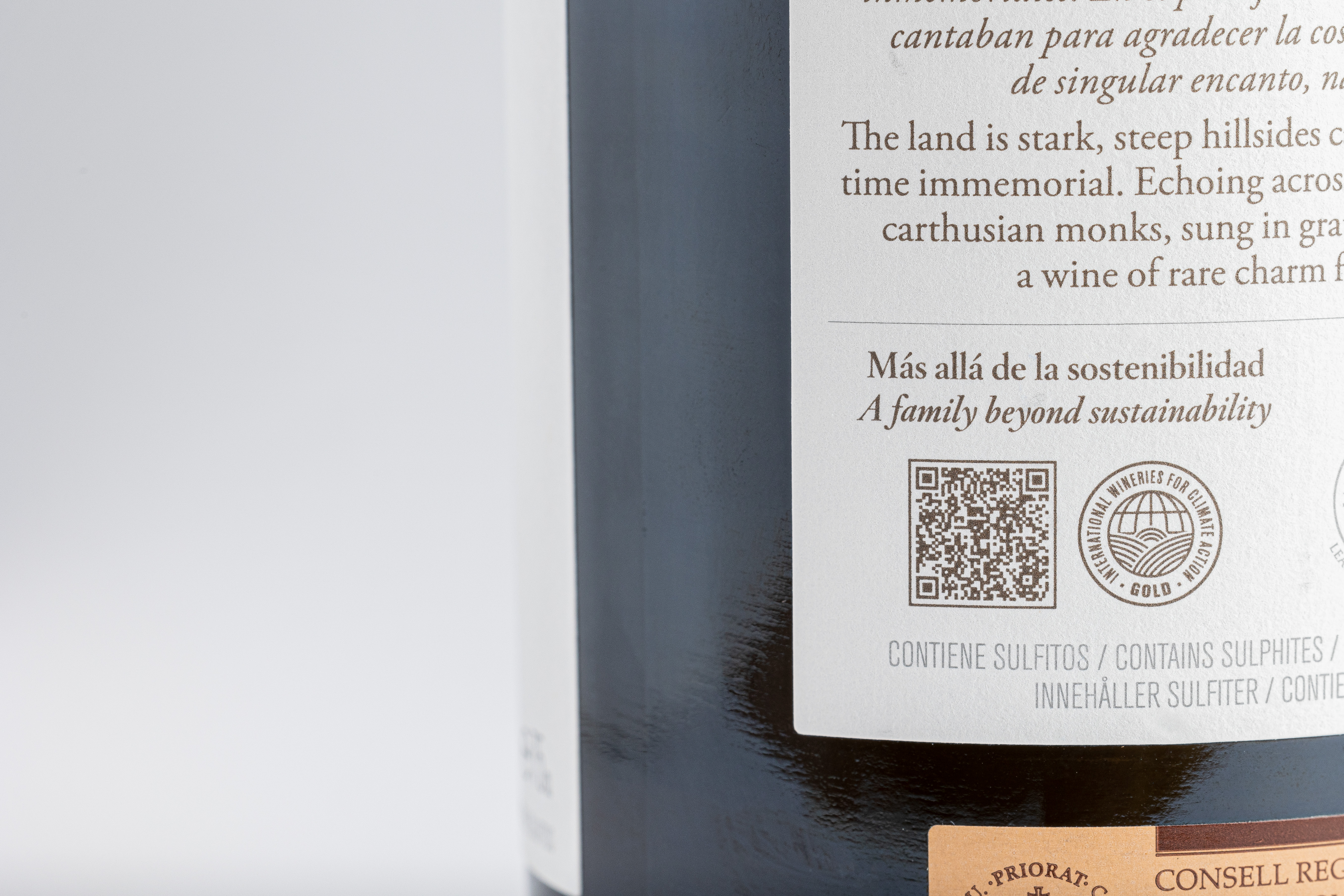 Logo de la International Wineries for Climate Action en la contra de una botella de Familia Torres
