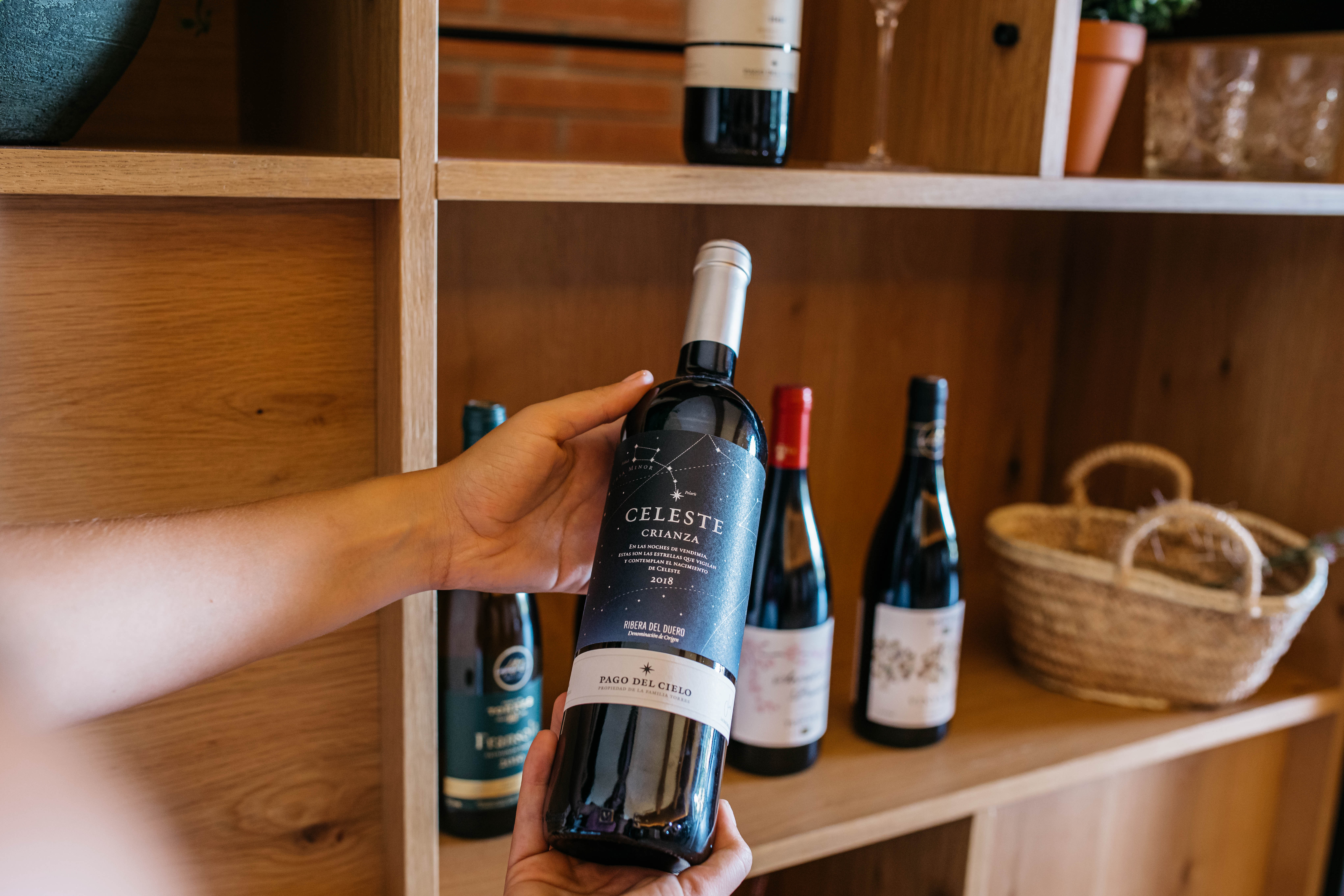 Estantería donde están expuestos los vinos&nbsp;