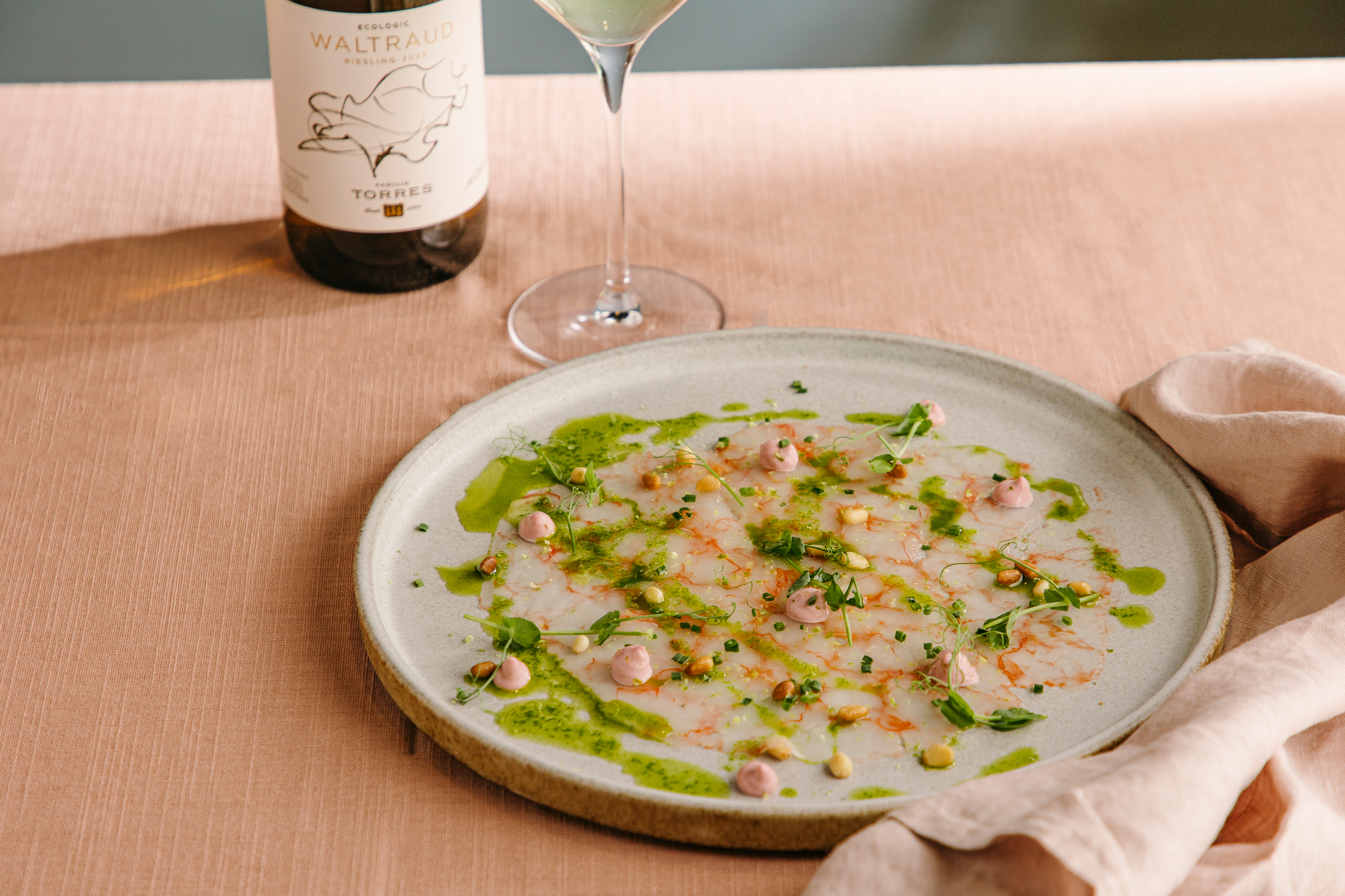 Carpaccio de gambas maridado con Waltraud (DO Penedès)