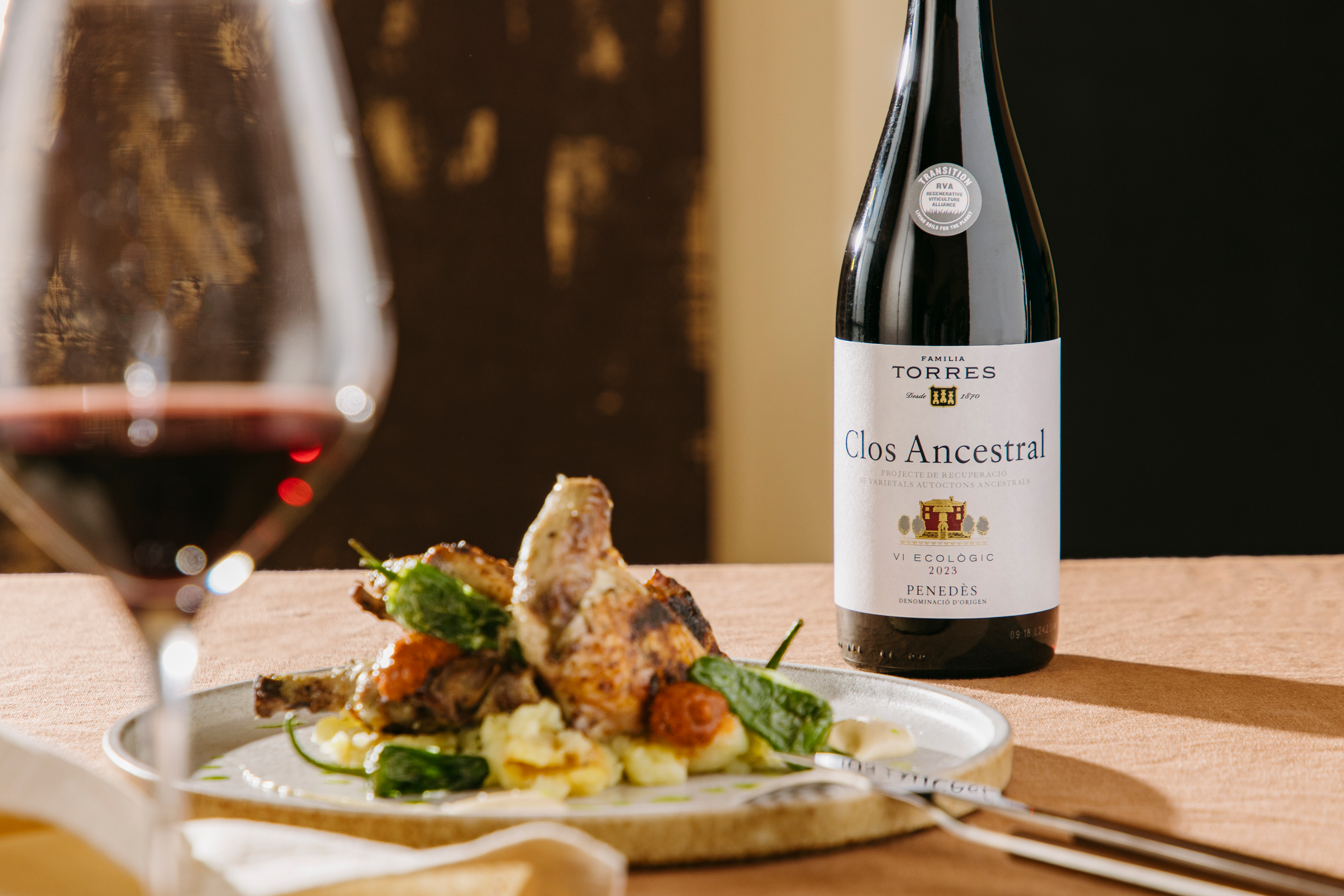 Clos Ancestral tinto (DO Penedès) maridado con pollo marinado