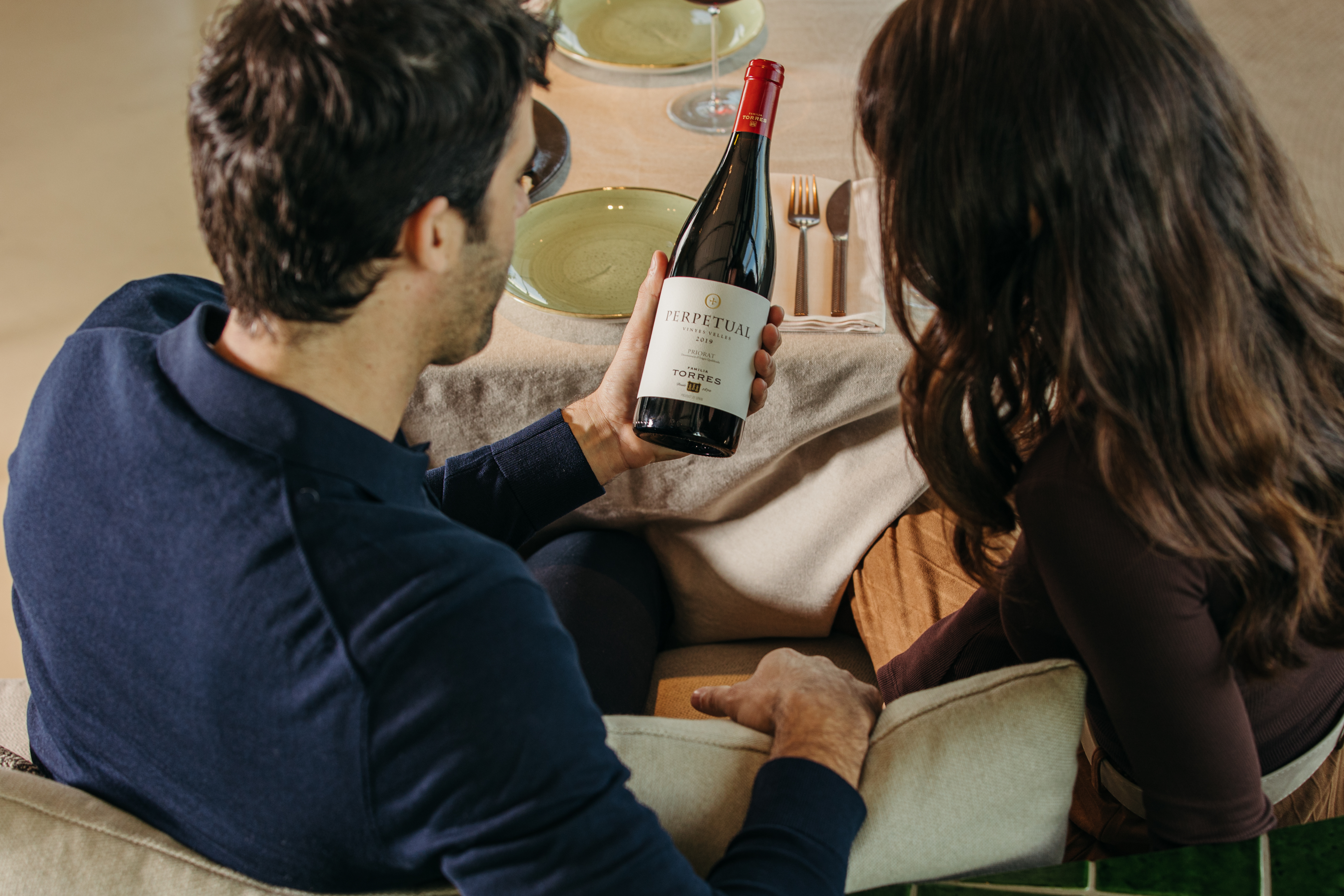 Observando la etiqueta de Perpetual, un vino tinto de Familia Torres.