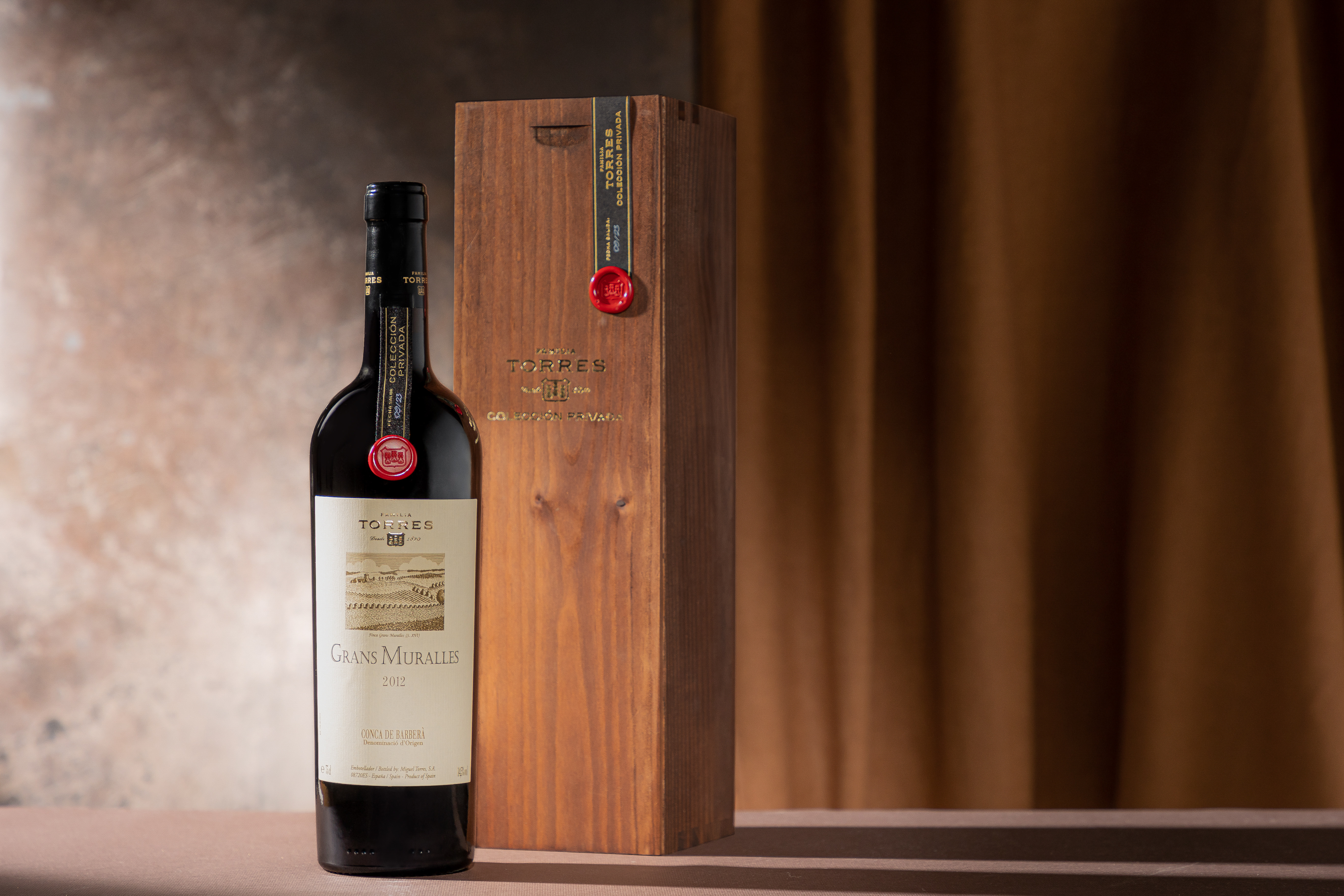 Grans Muralles 2012, con el estuche de madera de la colección privada. Disponible para comprar aquí en varias añadas disponibles.