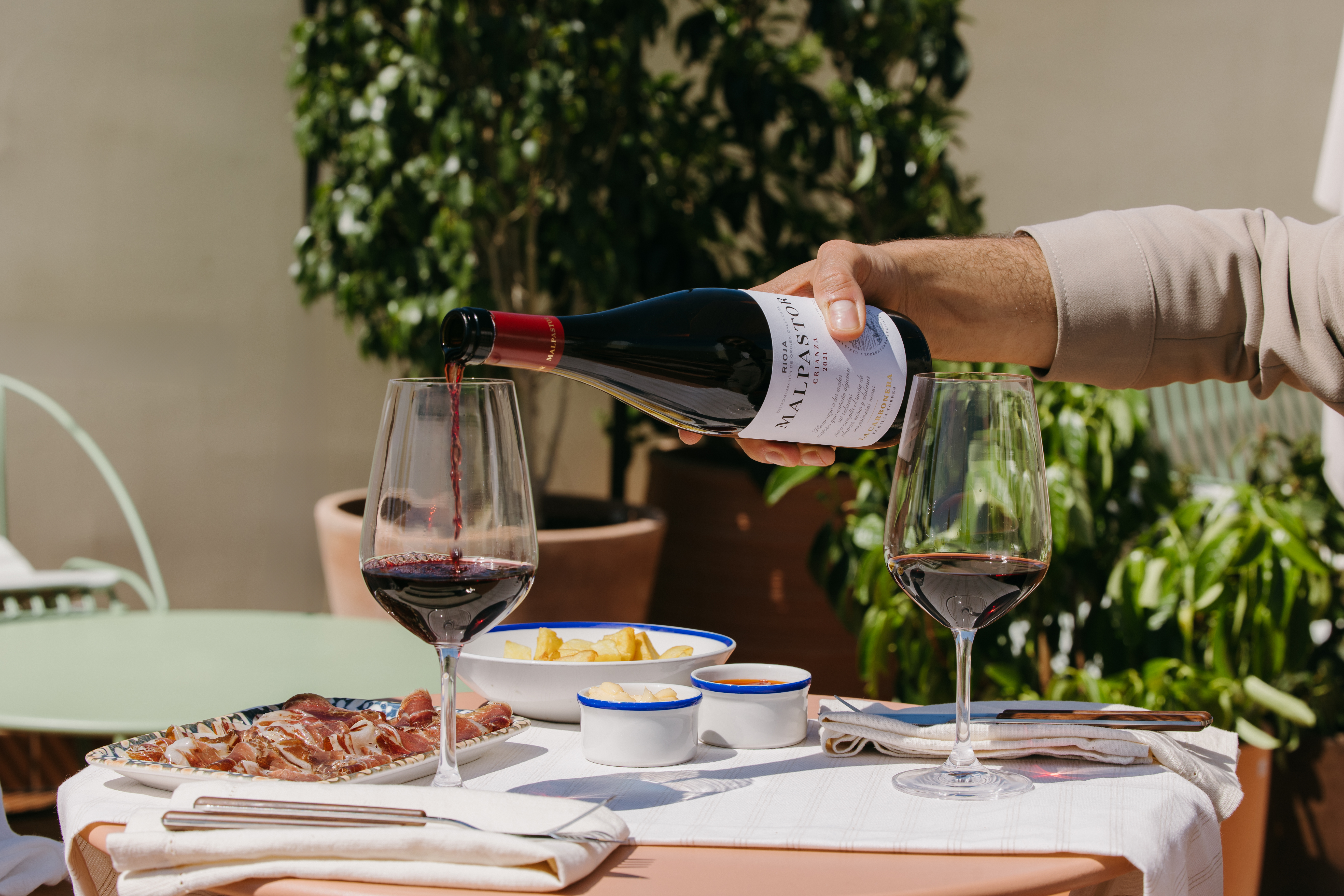 Sirviendo el vino Malpastor, propiedad de Familia Torres, en una terraza
