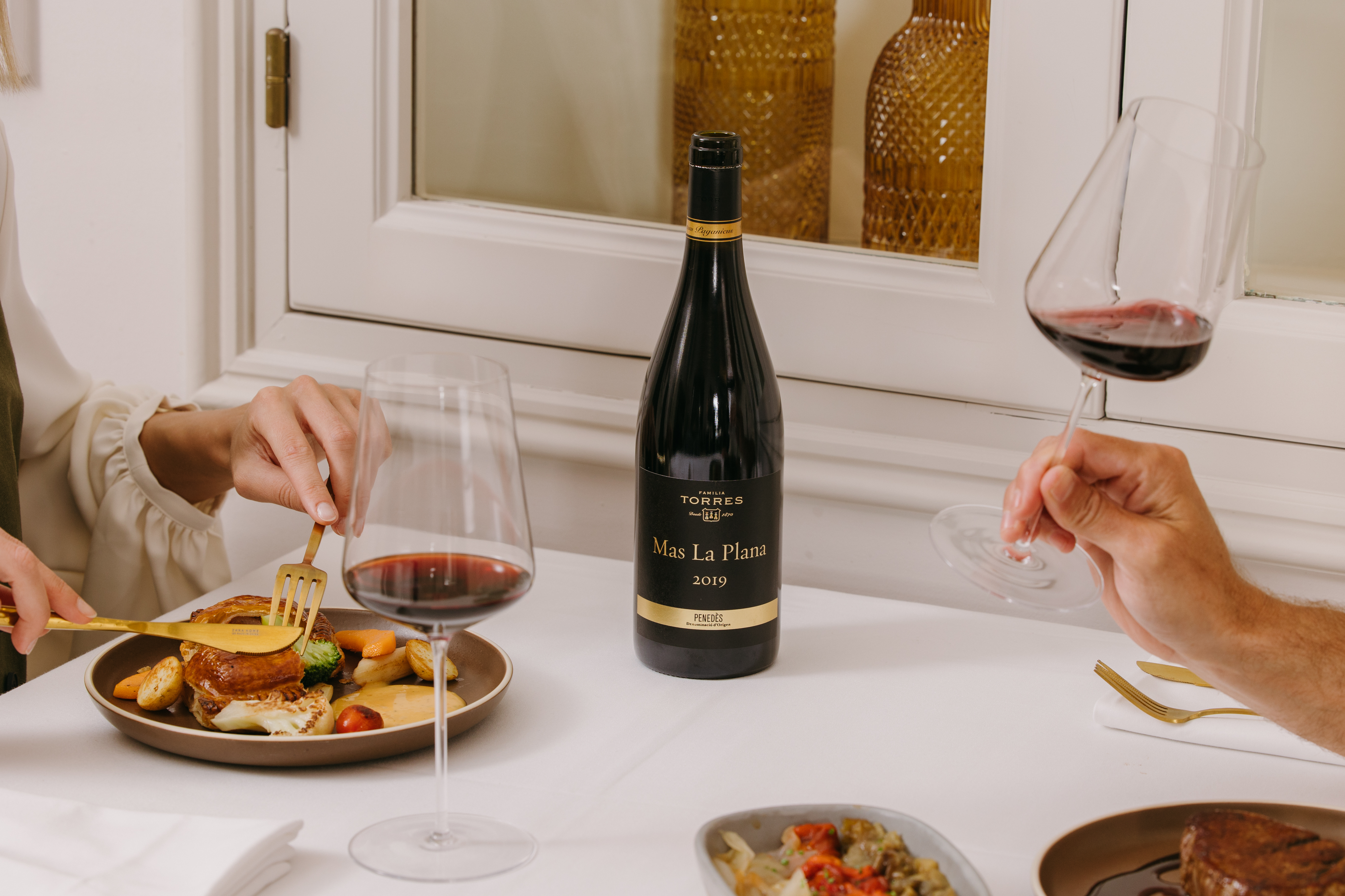 Mas La Plana, DO Penedès, presente en una comida