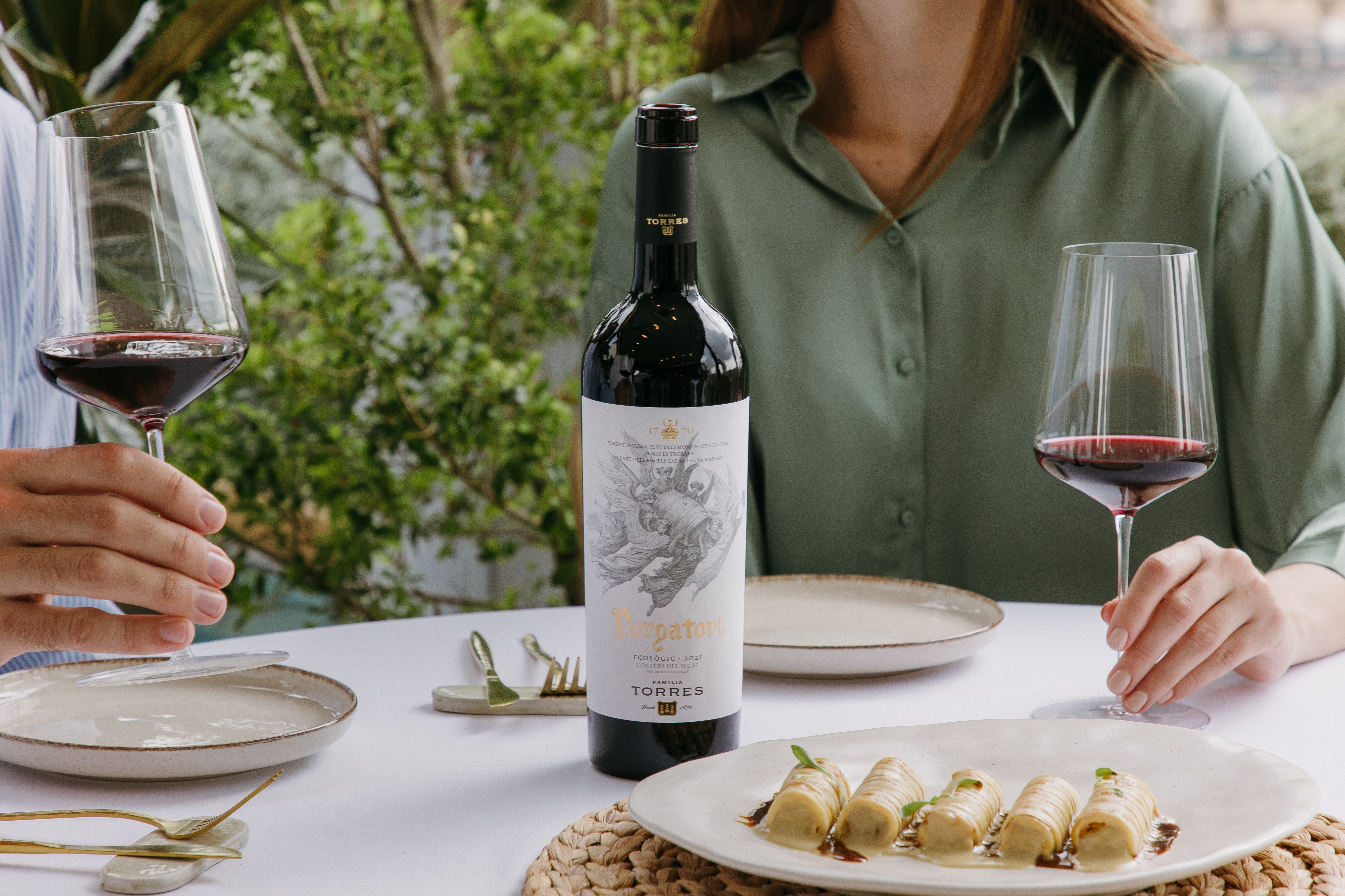 El vino tinto Purgatori, propiedad de Familia Torres, marida a la perfección con estos canelones de pollo ecológico, con bechamel de ibéricos y jugo de rustido.