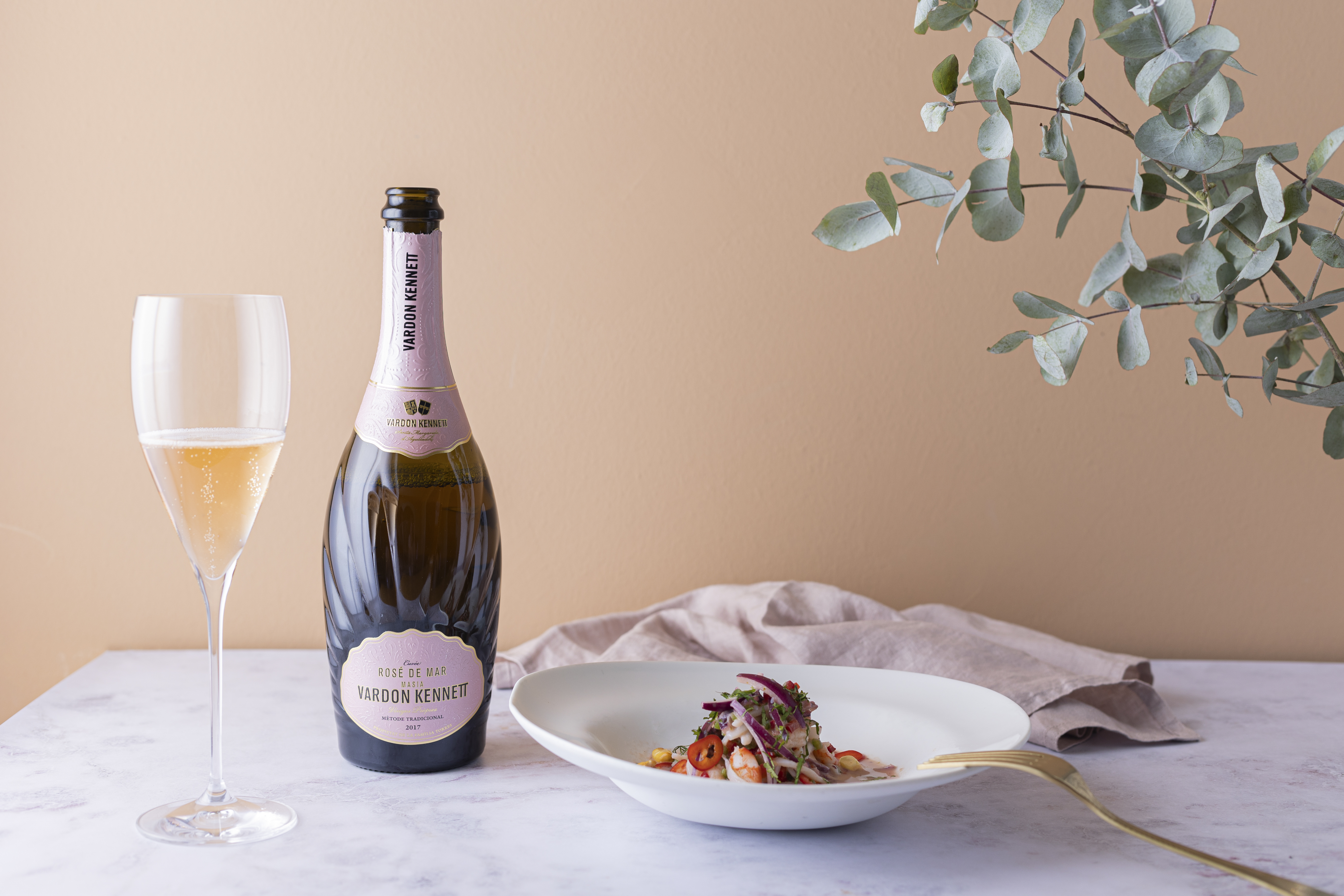 Rosé de Mar de Vardon Kennett es un espumoso rosado elaborado por Familia Torres