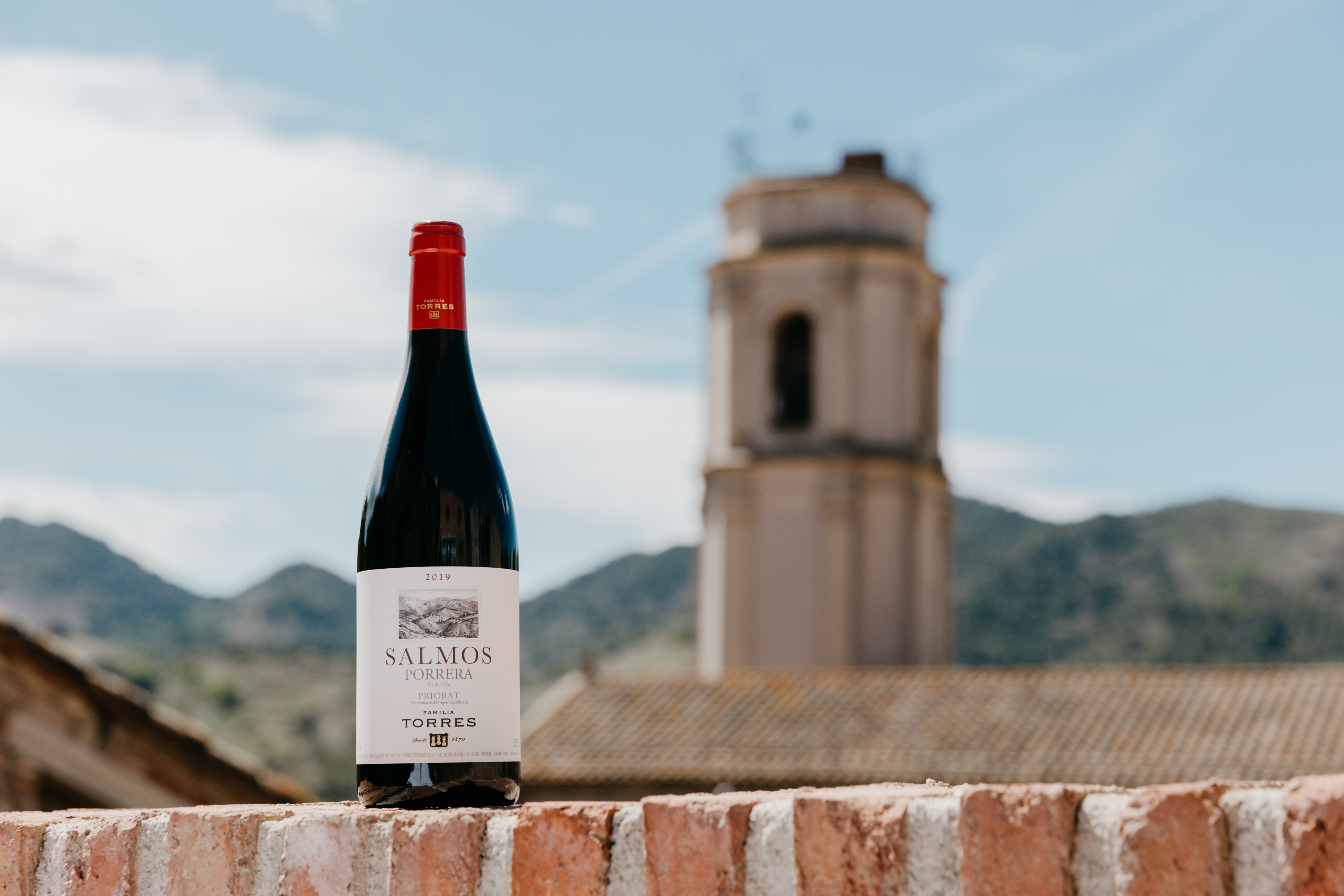 Salmos es un vino tinto elaborado con las variedades garnacha y cariñena, propiedad de Familia Torres. 