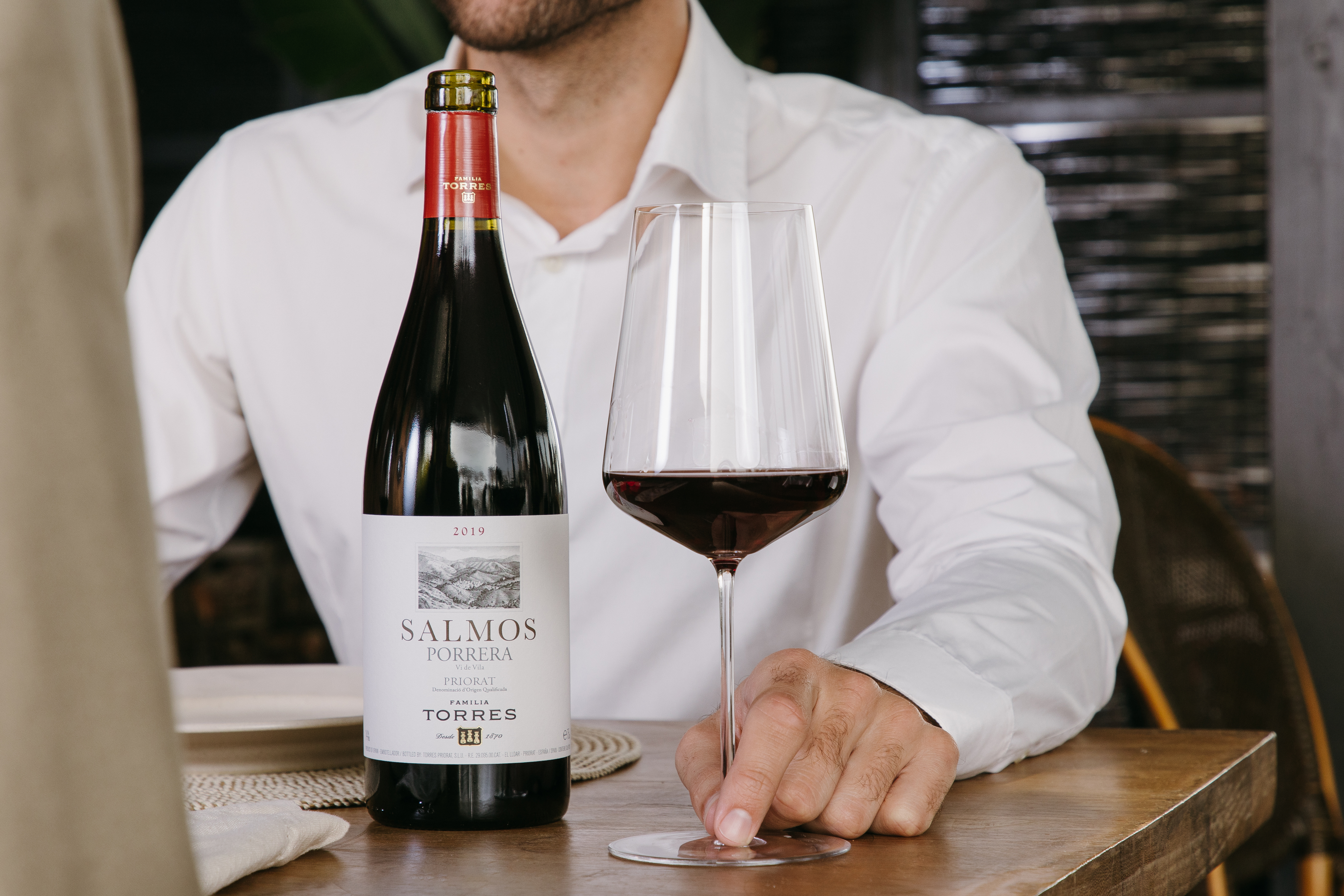 Disfrutando de un Salmos, de la DOQ Priorat, en un restaurante.