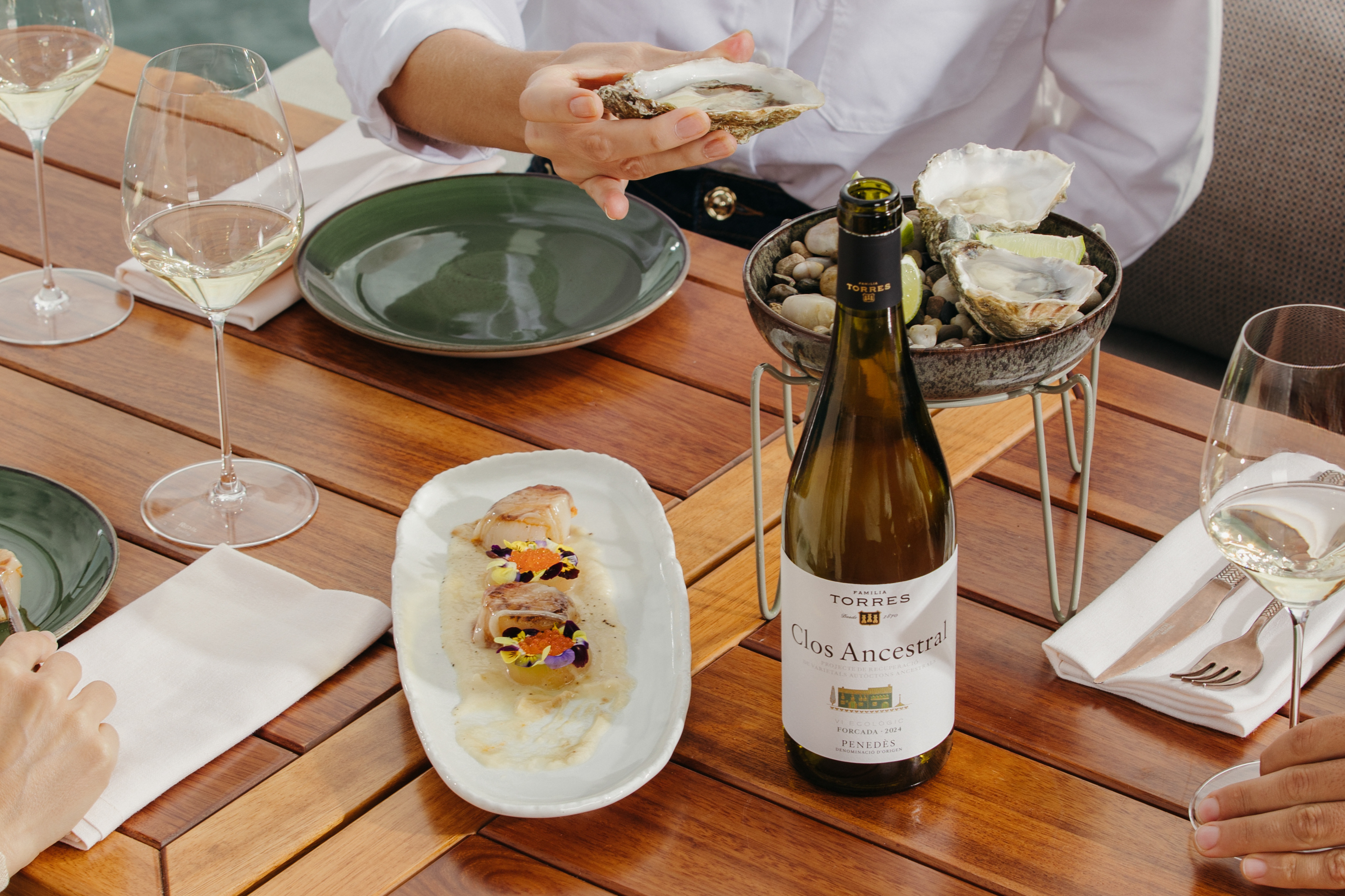 El maridaje perfecto para empezar la comida: un vino blanco aromático que acompaña desde el primer bocado.