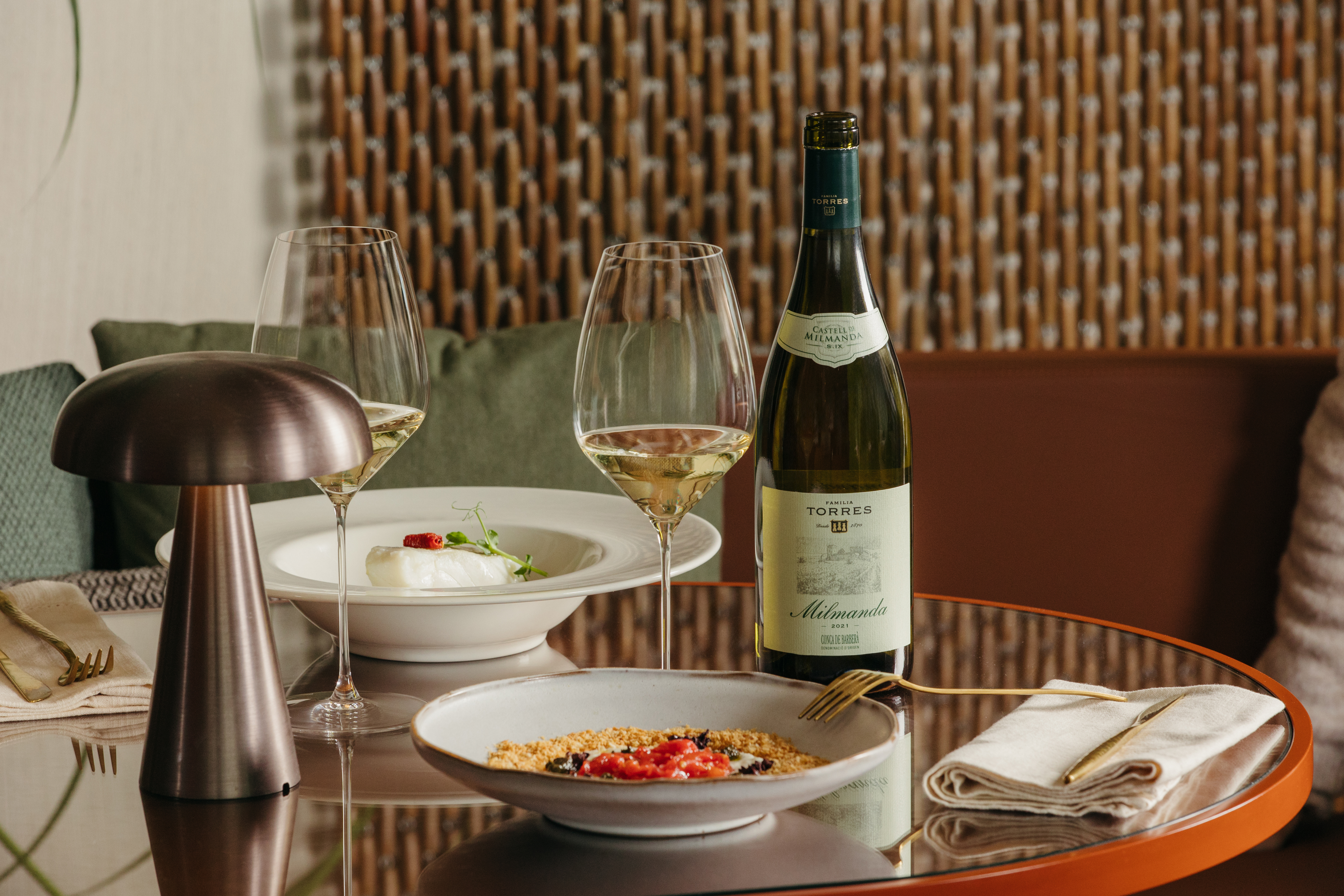 Vinos blancos pensados para la mesa mediterránea: intensidad aromática, textura envolvente y final persistente.