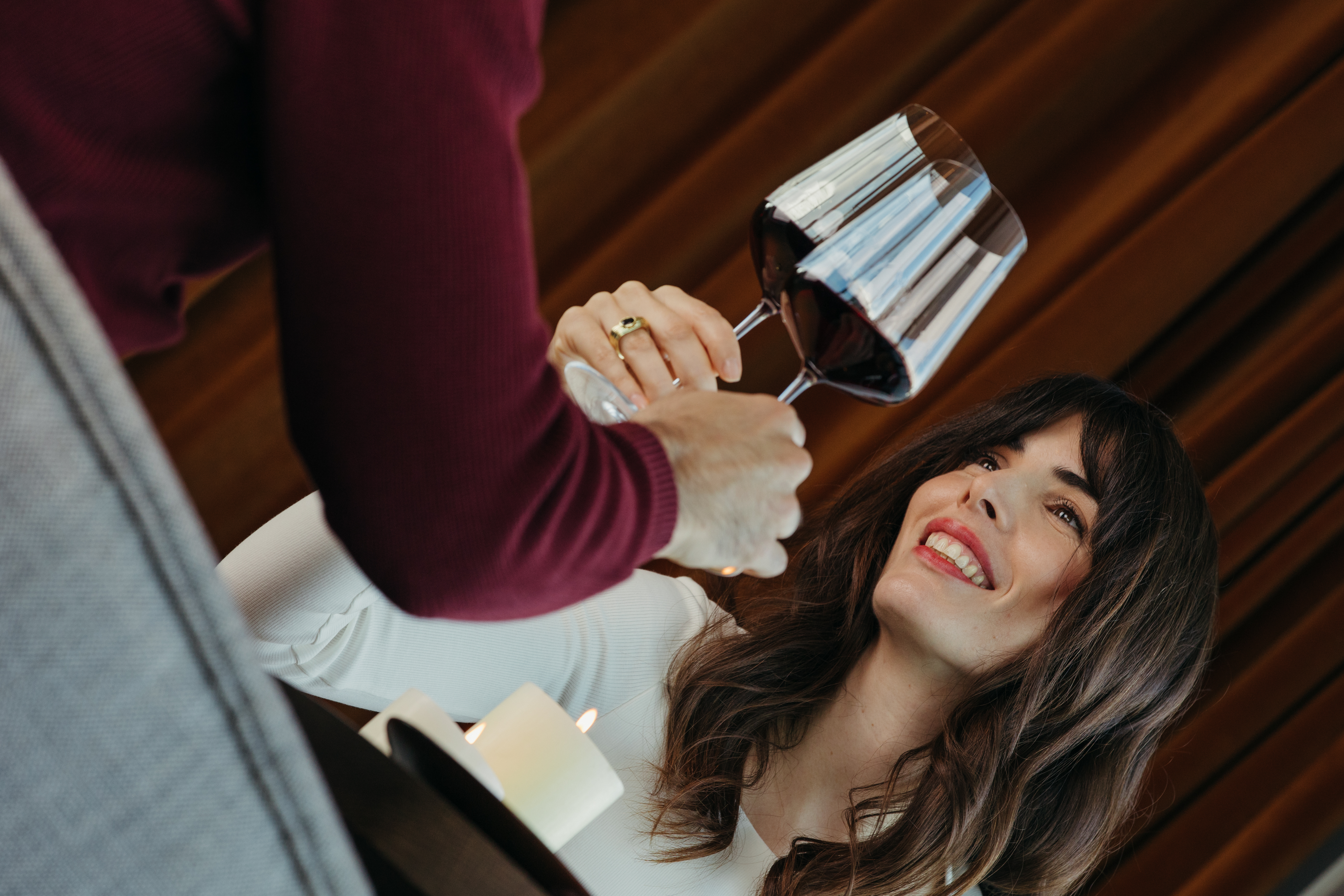 Brindis con copas de vino tinto