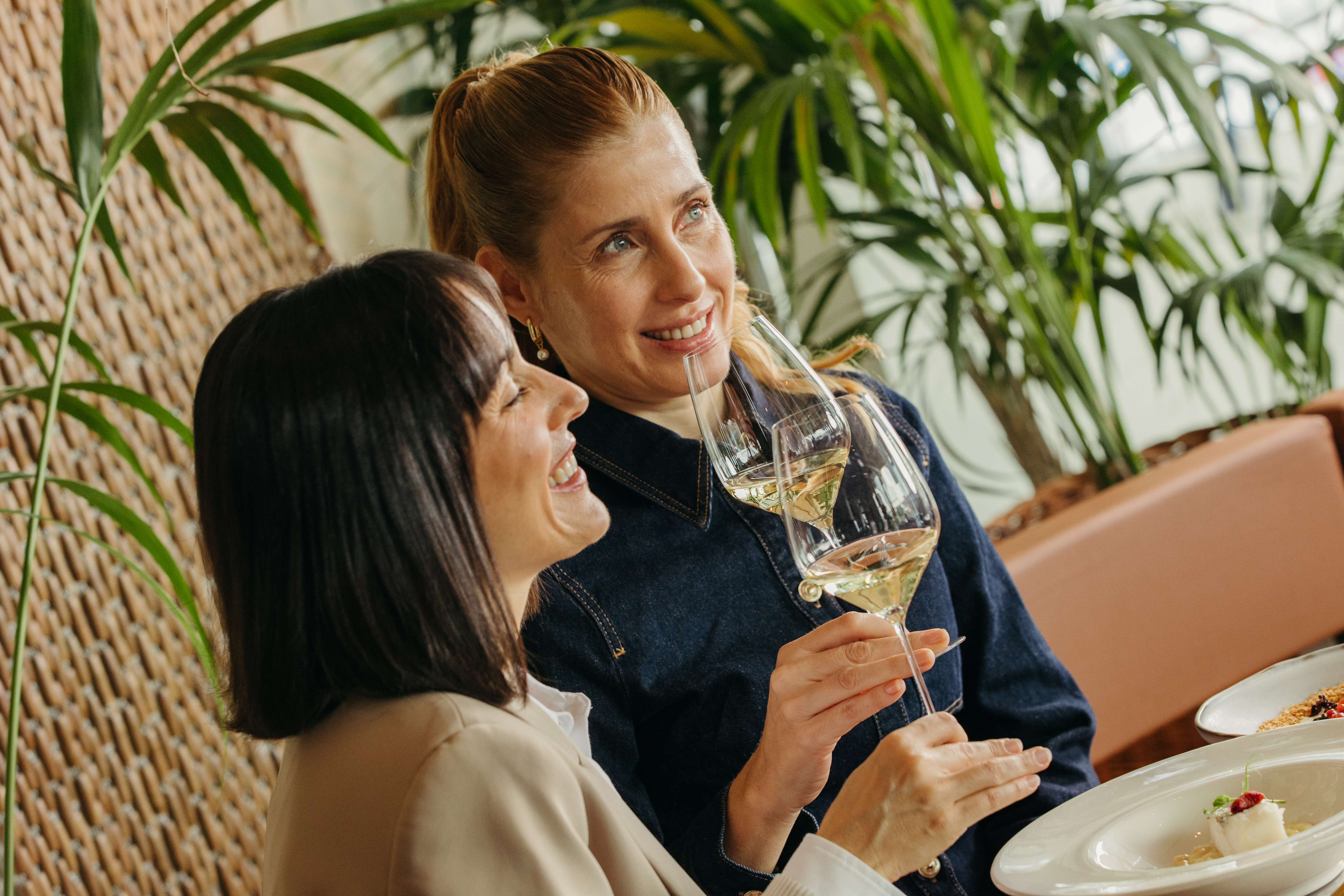 Disfrutando de una copa de vino en un restaurante