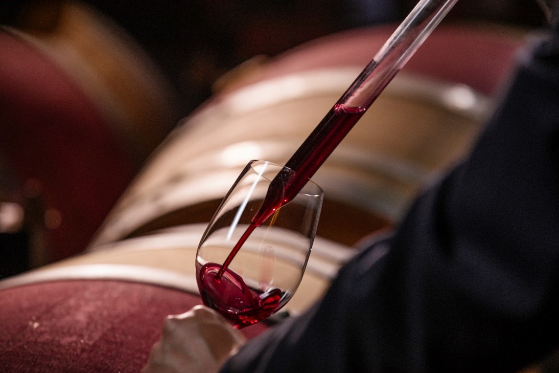 Extrayendo el vino de la barrica para poder catarlo en la Legacy Wine Experience.