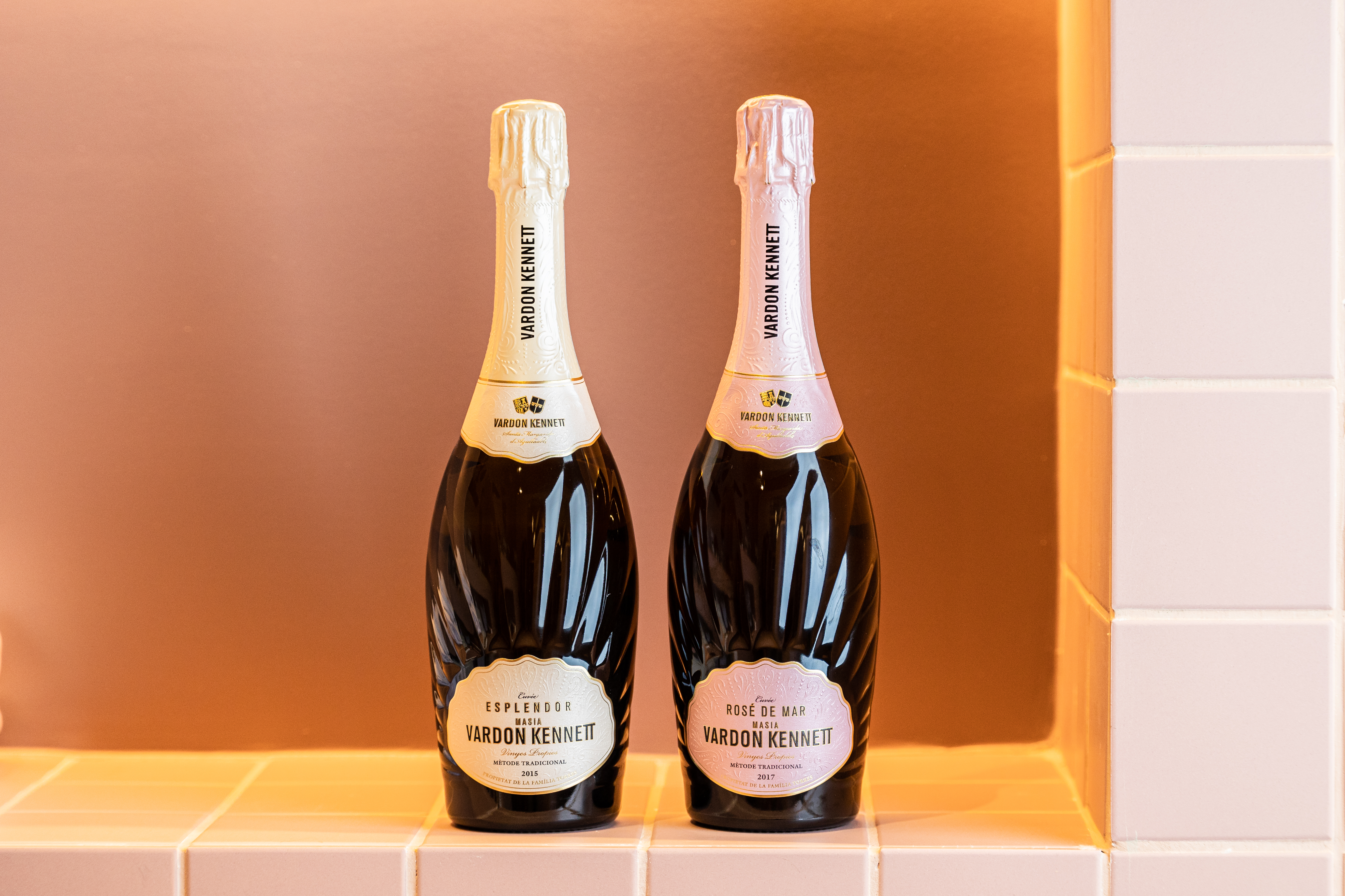 Cuvée Rosé de Mar es un rosado de producción muy limitada, un espumoso de añada y larga crianza, que destaca por su elegancia y frescura gracias a la altitud de los viñedos y a la minuciosa selección de las uvas.