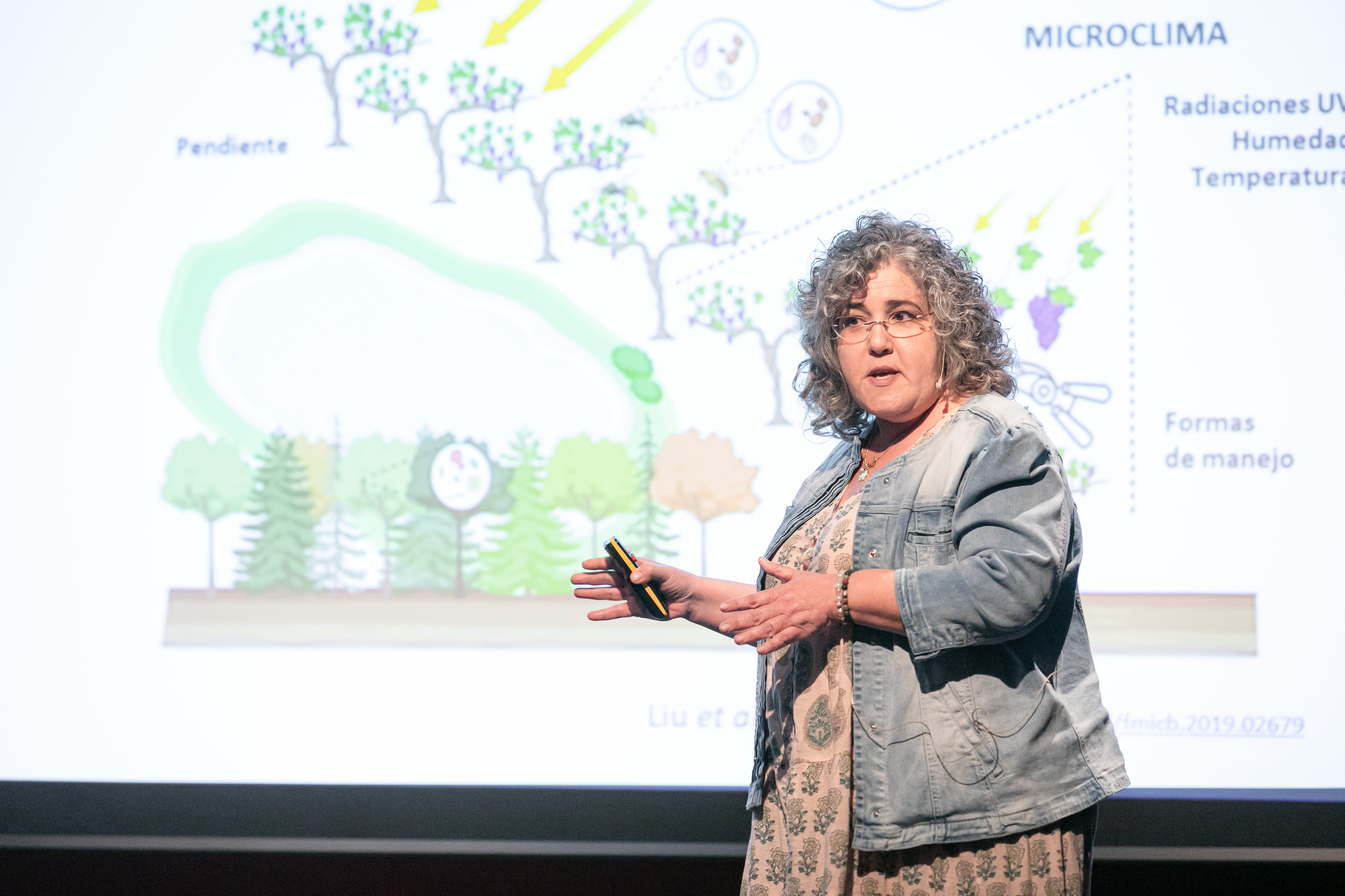 Dania García durant la seva presentació en el segon Simposi de Viticultura Regenerativa.