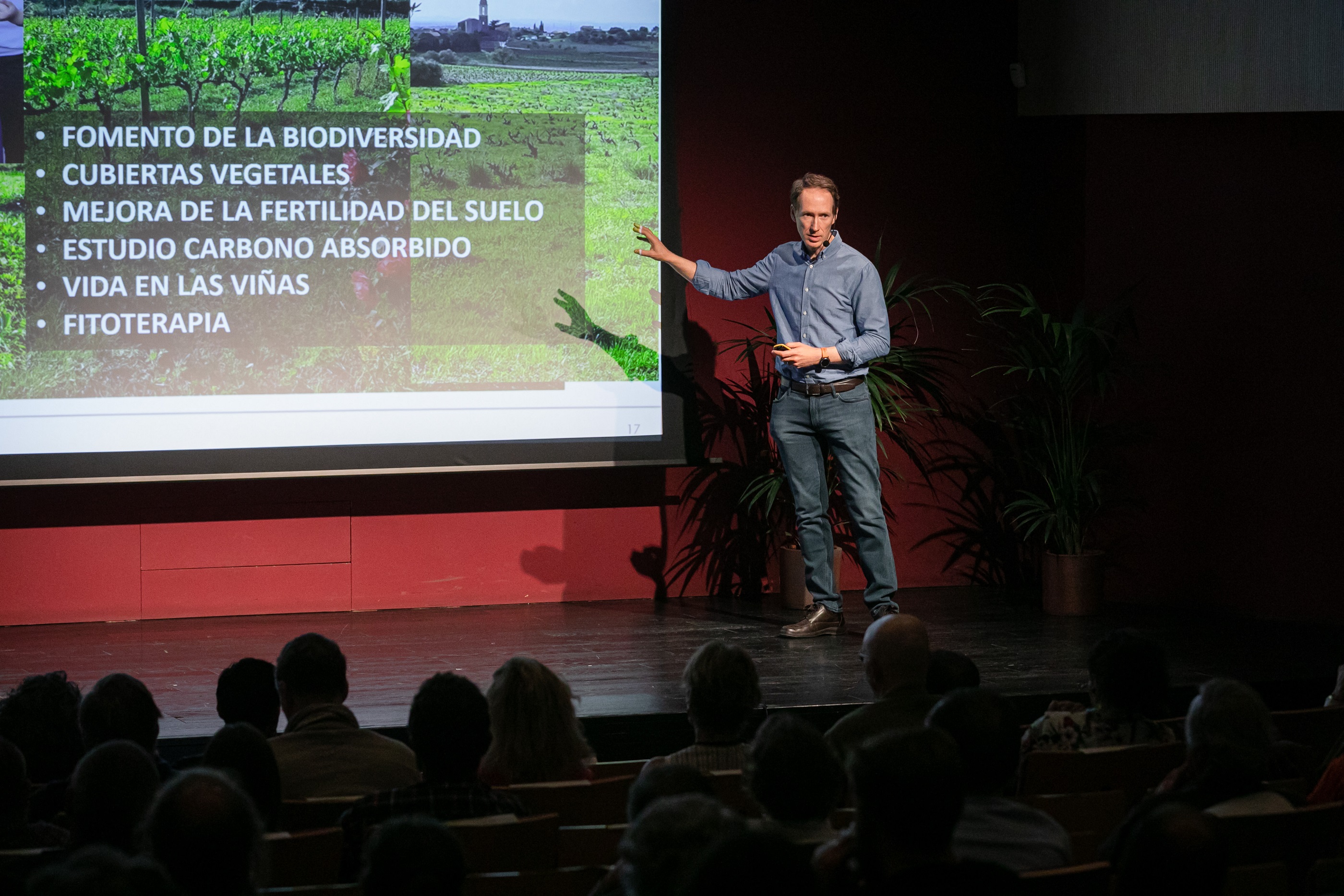 Miguel Torres Maczassek durante su presentación en el segundo Simposio de Viticultura Regenerativa.