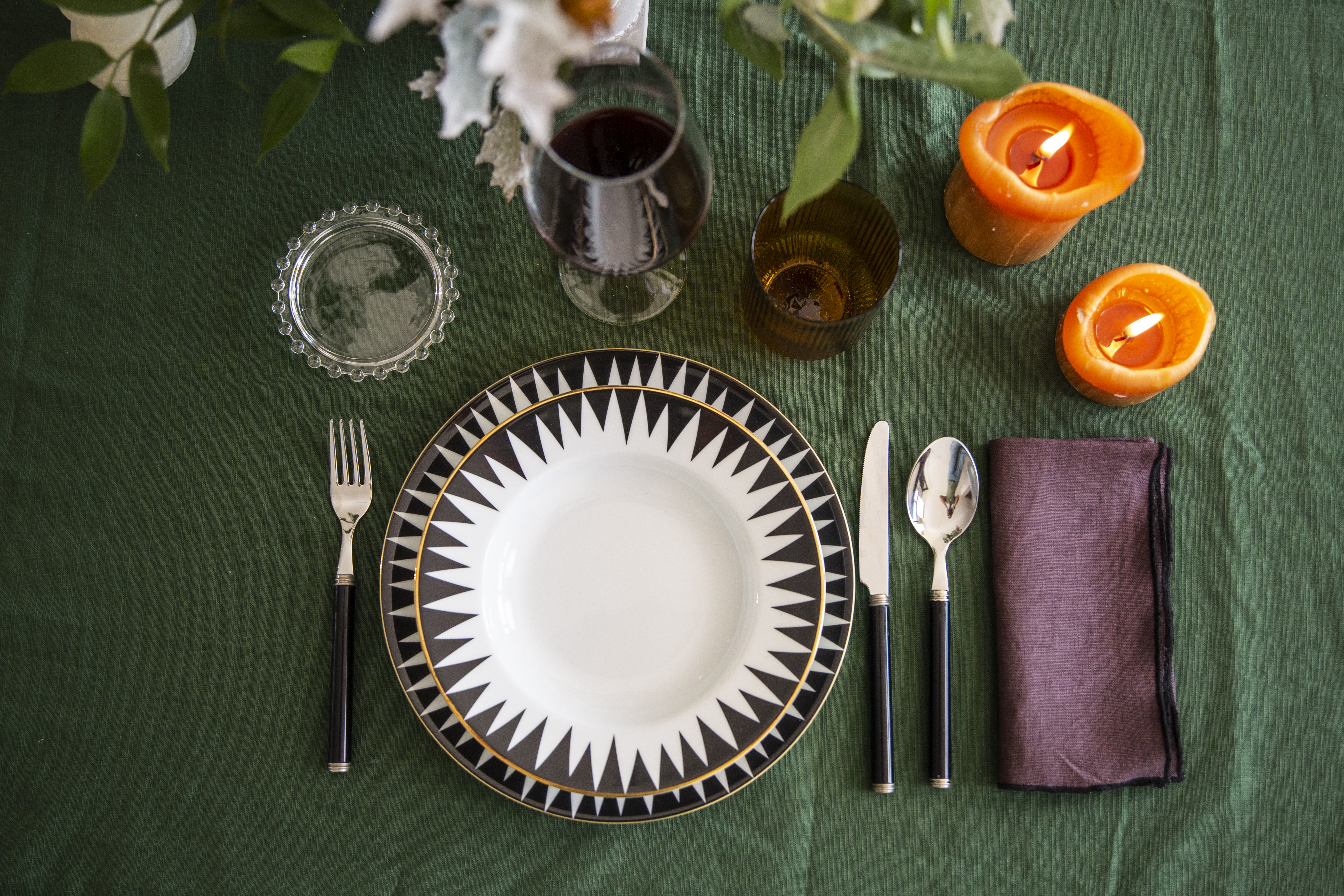 Mesa lista para empezar la comida de Navidad.