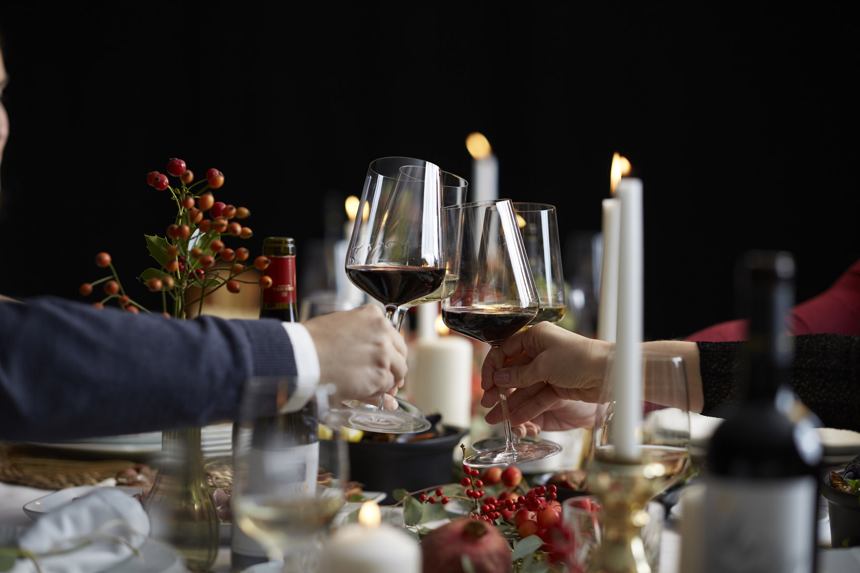 Brindis en la mesa de Navidad