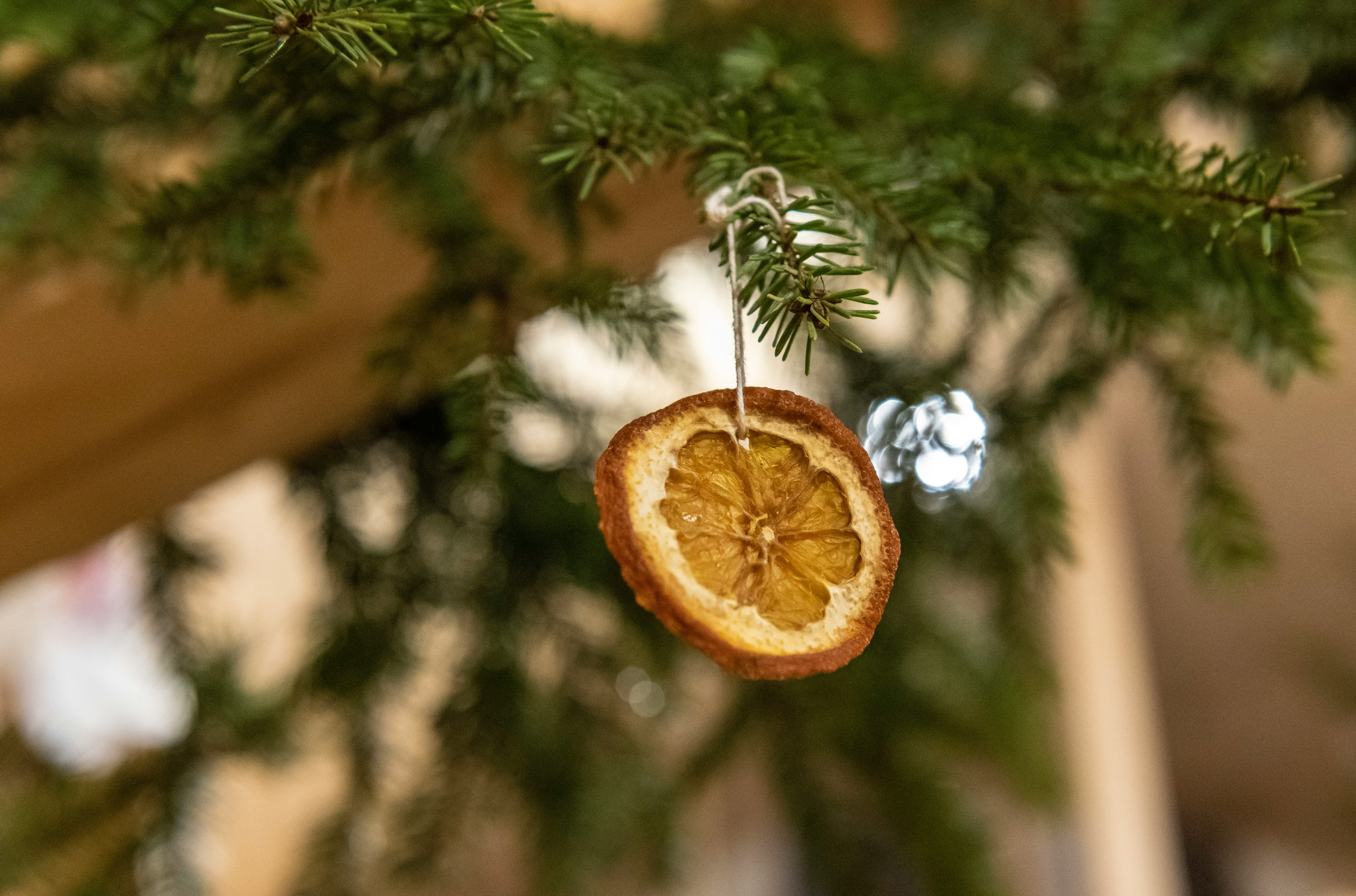 Abeto natural decorado con rodaja de naranja deshidratada.