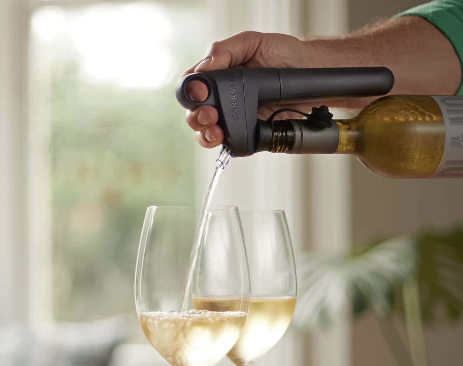 Herramienta Coravin para sirviendo las copas de vino blanco. 