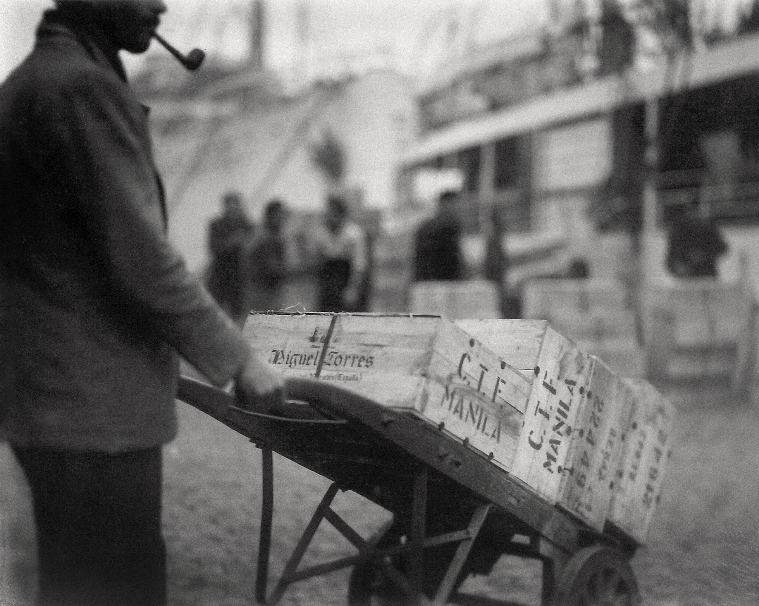 Década de 1950. Reparto de cajas de vino embotellado.
