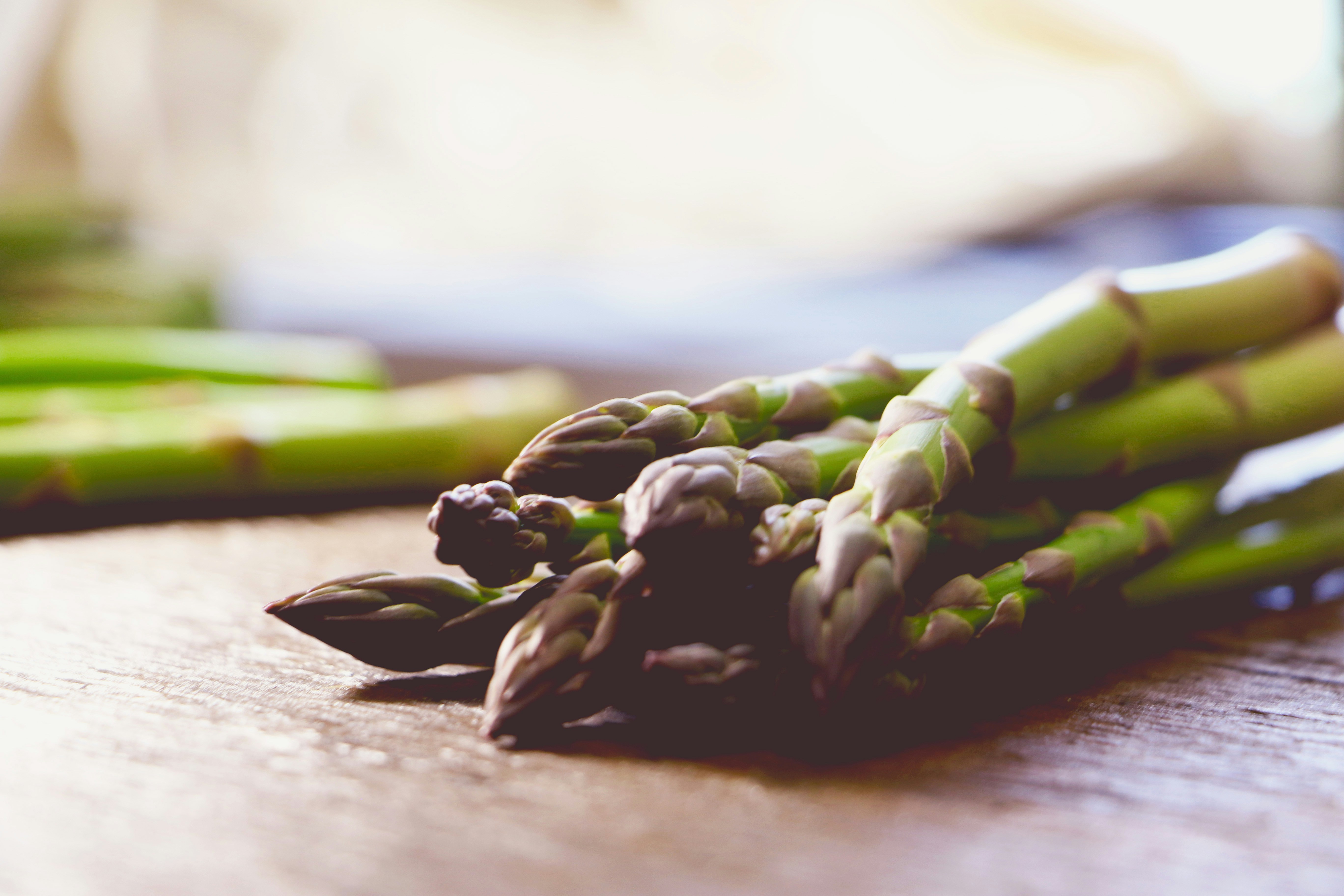 Espárragos frescos en la cocina, listos para ser cocinados
