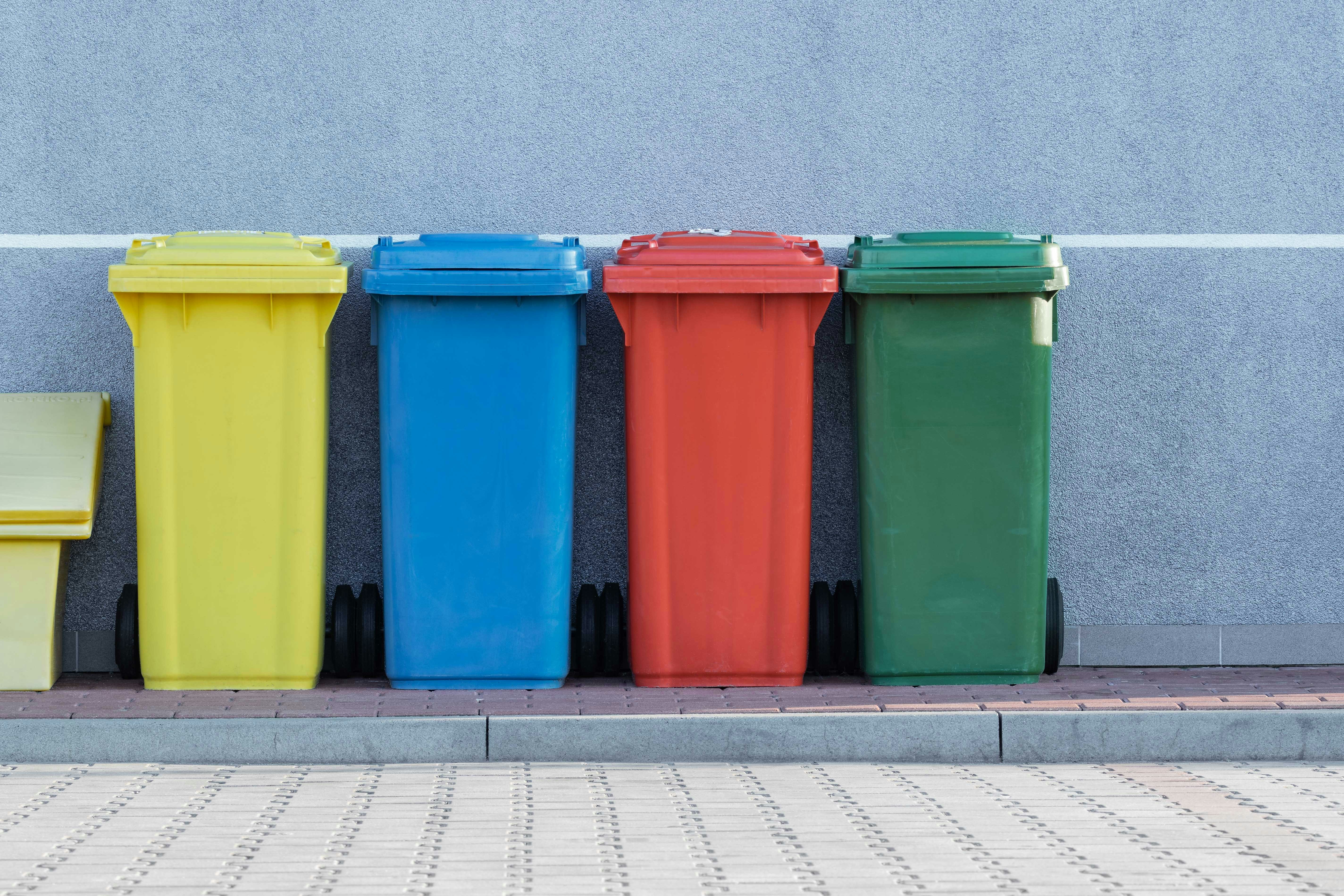 Diversos cubos de reciclaje para la gestión de residuos domésticos