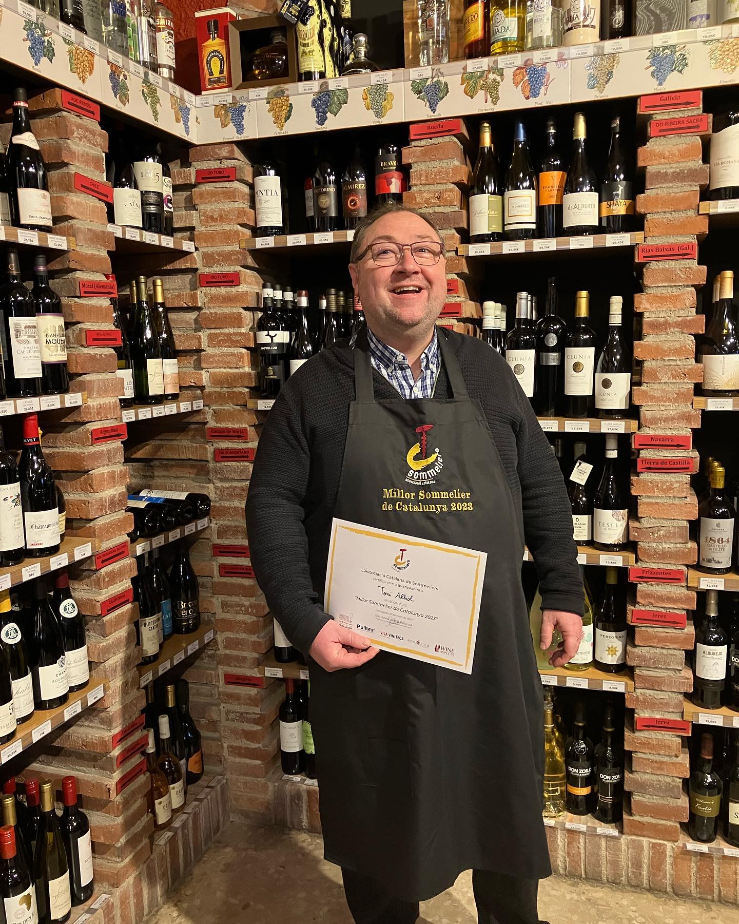 Toni Albiol con el diploma de mejor sumiller de Catalunya 2023.