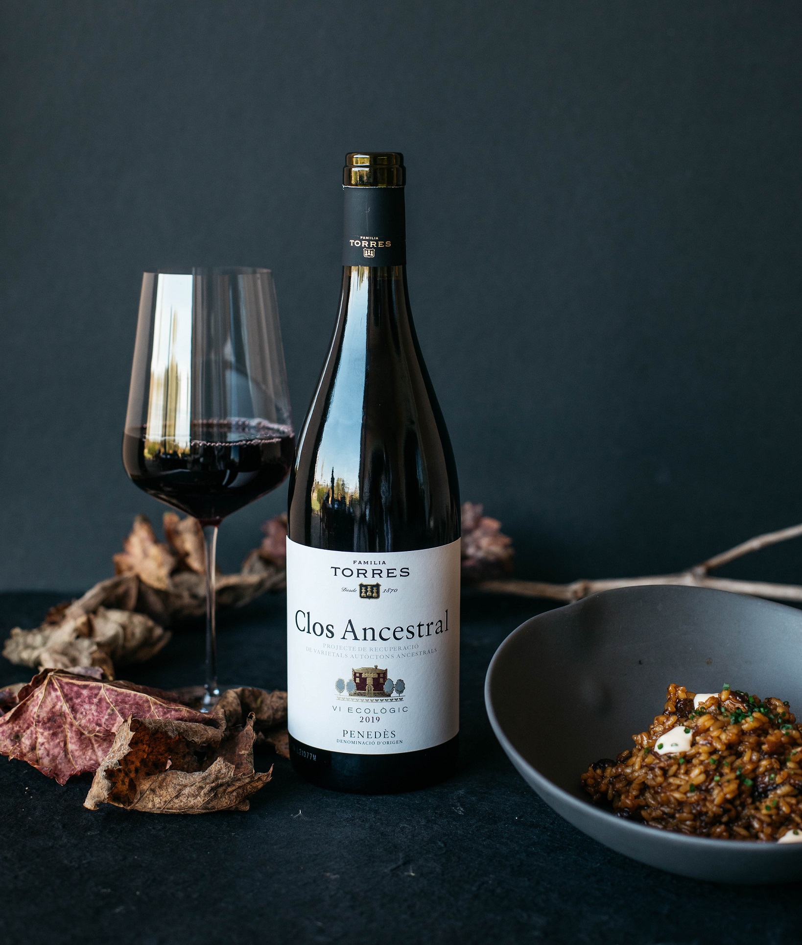 MARIDANDO OTOÑO Arroz con gallo del Penedès con setas al vino tinto, elaborado por el chef del restaurante Jardín Restaurante El Celleret, maridado con el vino Clos Ancestral.