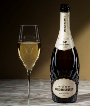 VINO Y GASTRONOMÍA LATINOAMERICANA Vardon Kennett es un espumoso elaborado con las variedades: Pinot Noir, Chardonnay y Xarel·lo.