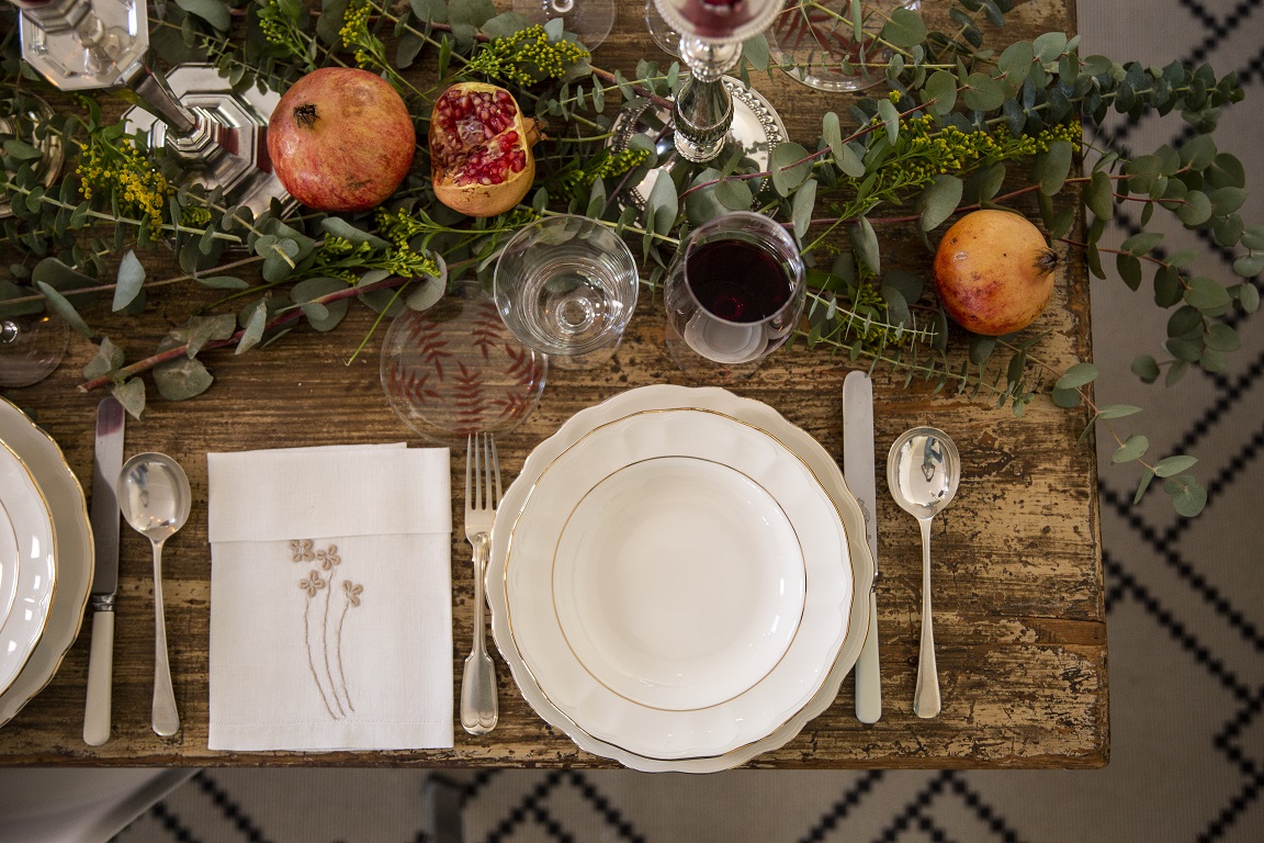 VINOS DE FAMILIA TORRES COMO INSPIRACIÓN NAVIDEÑA (I) Decoración de la mesa, creada por @paz_qb e inspirada en el vino Purgatori de Familia Torres, dónde se puede ver todos los detalles de la creación.