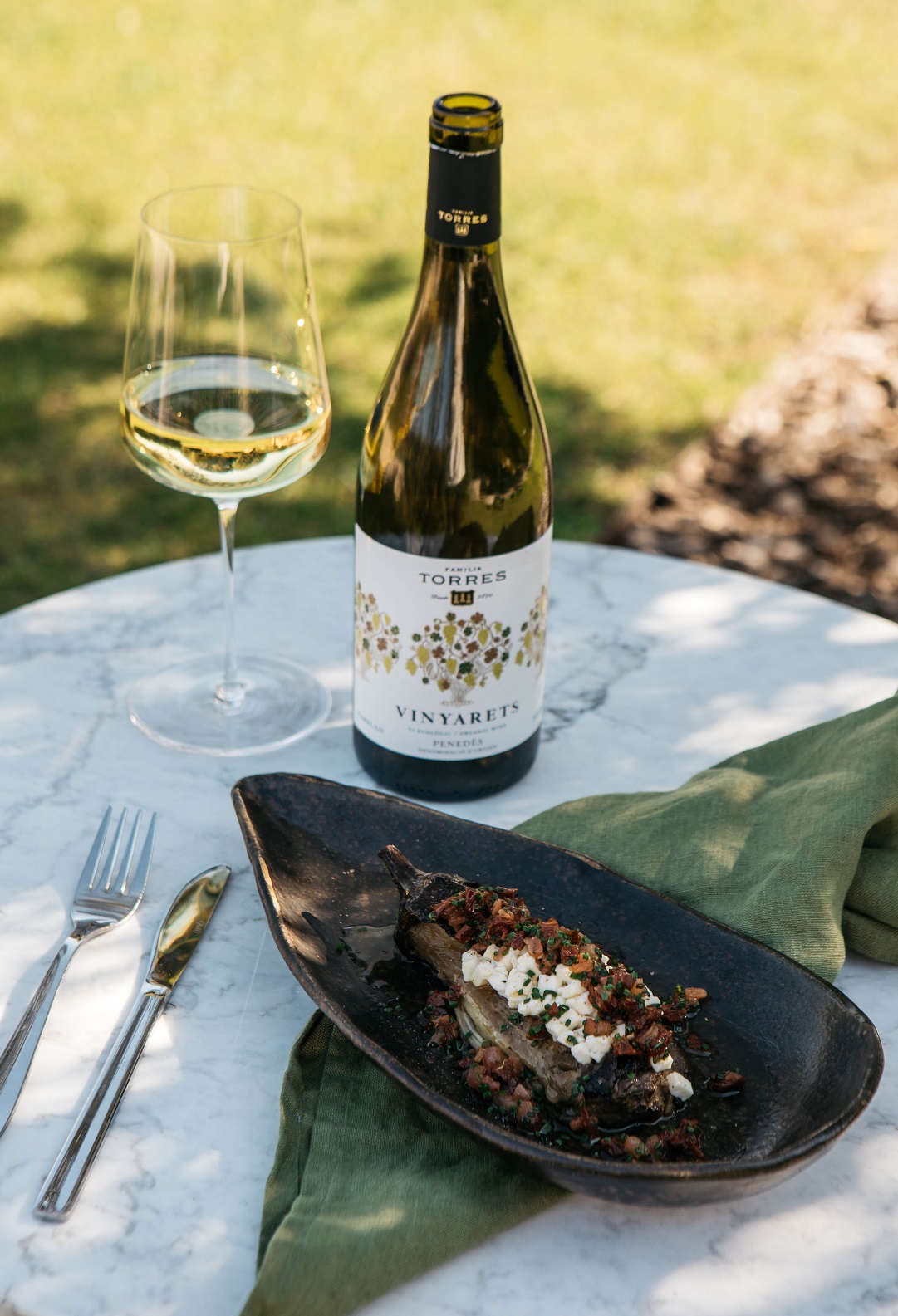 MARIDANDO OTOÑO Berenjena asada con stracella elaborada por el chef del restaurante Jardín Restaurante El Celleret, maridado con el vino Vinyarets blanco.