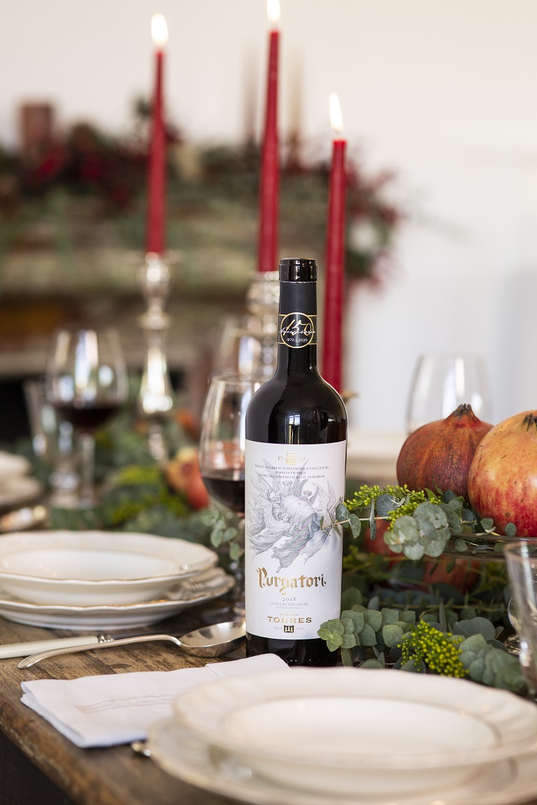 VINOS DE FAMILIA TORRES COMO INSPIRACIÓN NAVIDEÑA (I) Detalle de la mesa creada por la estilista @paz_qb, dónde el vino Purgatori ha sido la inspiración de su creación.