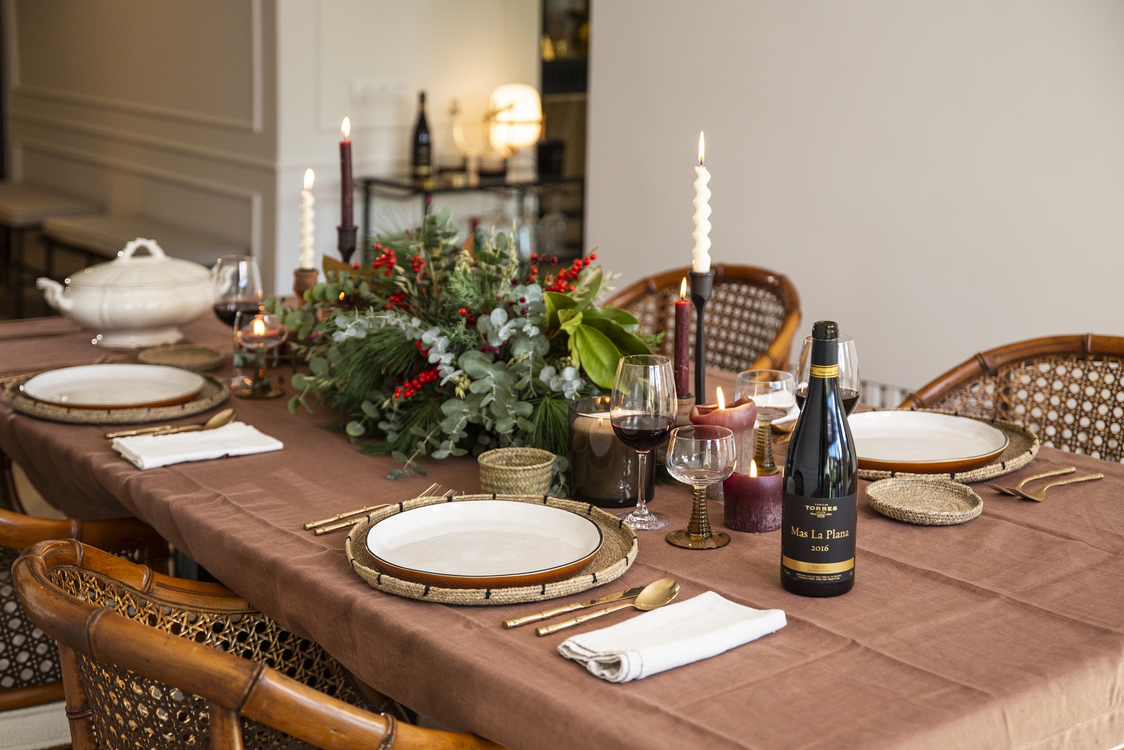VINOS DE FAMILIA TORRES COMO INSPIRACIÓN NAVIDEÑA (II) Mesa creada por la estilista @goutdhestia, dónde el vino Mas La Plana ha sido la inspiración de su creación.
