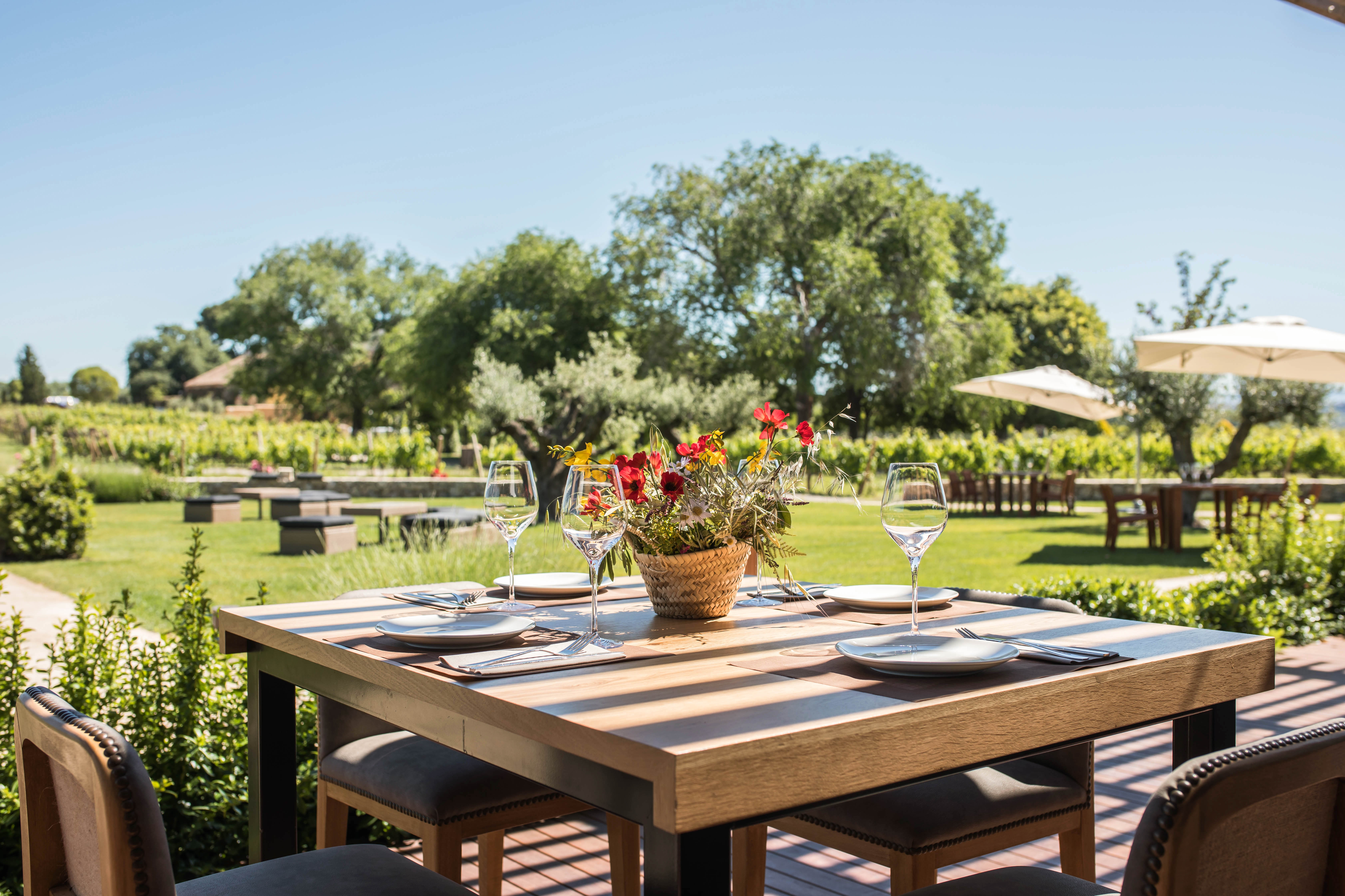 Mediodía de verano en la terraza en el Jardín Restaurante El Celleret, en Pacs del Penedès. Propiedad de Familia Torres. 