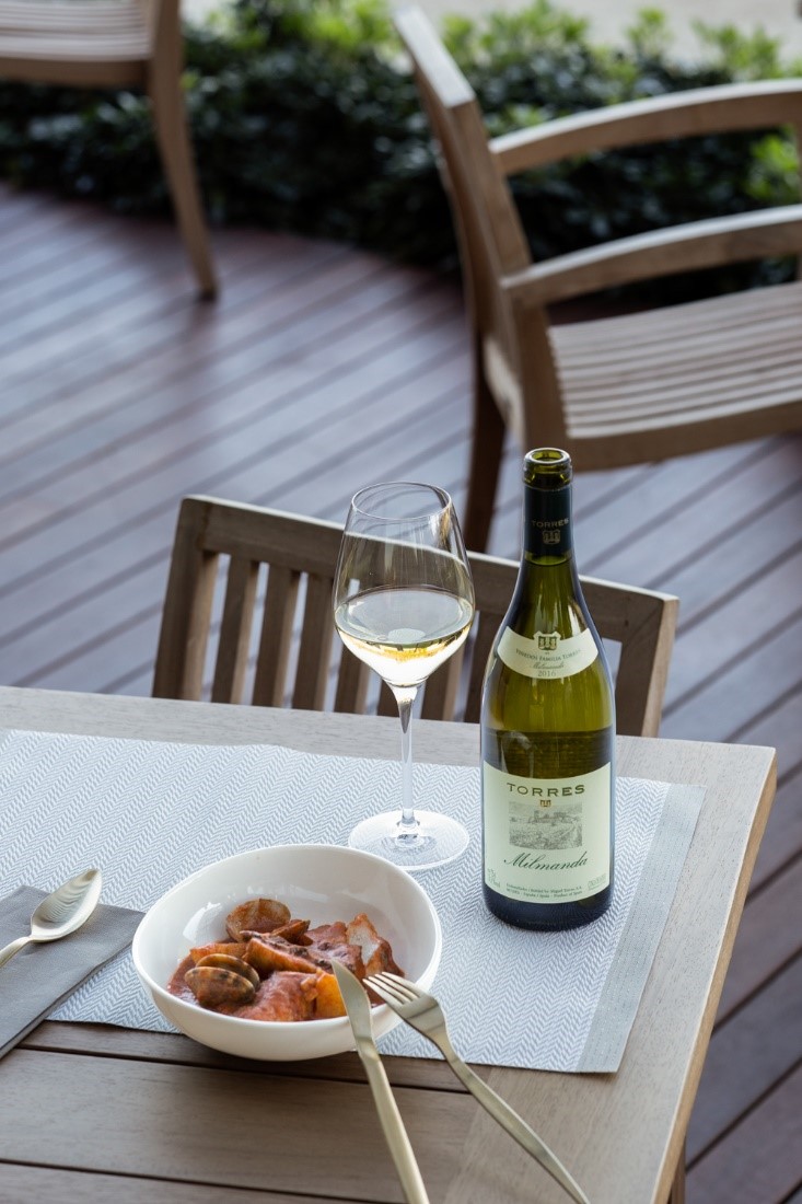 DE AQUELLAS VENDIMIAS, ESTOS VINOS (II). Milmanda maridado con suquet de corvina con picada tradicional, en el Jardín Restaurante El Celleret.