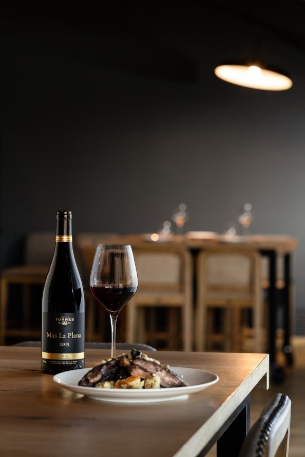 DE AQUELLAS VENDIMIAS, ESTOS VINOS (II). Mas La Plana, maridado con Gallo negro del Penedès con guiso cabernet sauvignon, ciruelas, orejones y piñones, en el Jardín Restaurante El Celleret.